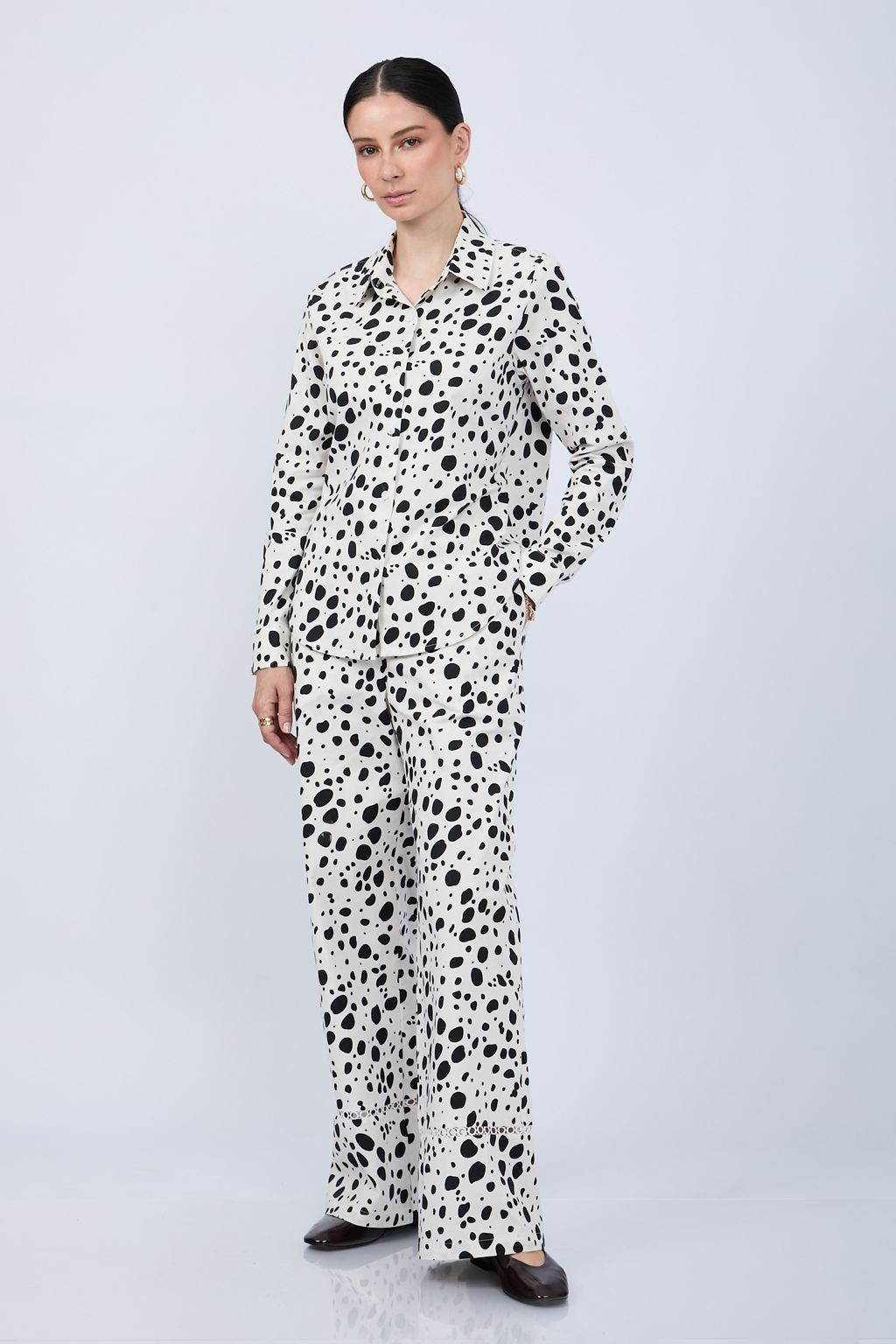 BLUSA CAMISERA ESTAMPADA CON ABERTURA EN ESPALDA VACA NEGRO- ALBINA