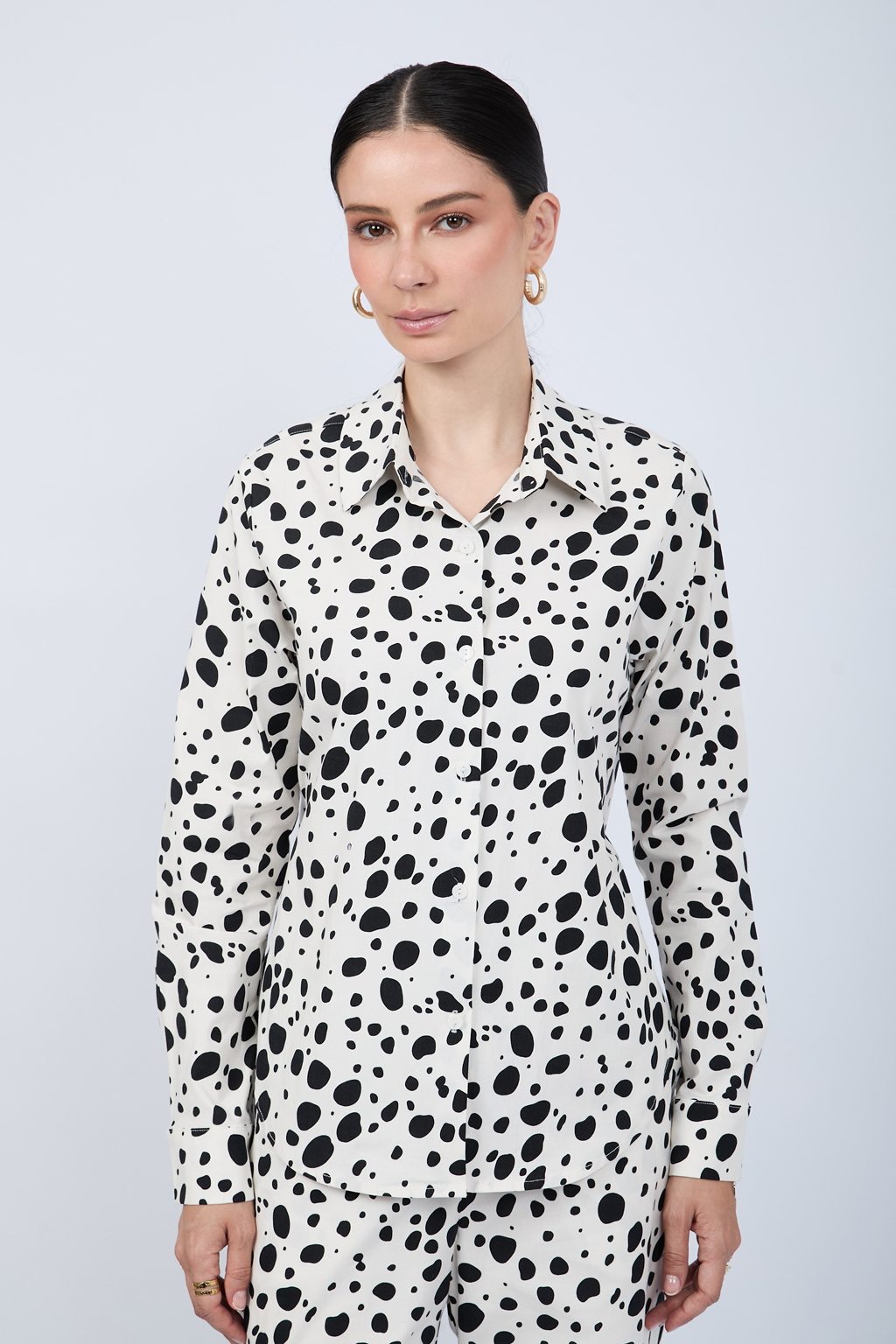 BLUSA CAMISERA ESTAMPADA CON ABERTURA EN ESPALDA VACA NEGRO- ALBINA