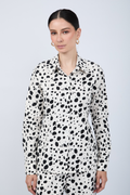 BLUSA CAMISERA ESTAMPADA CON ABERTURA EN ESPALDA VACA NEGRO- ALBINA