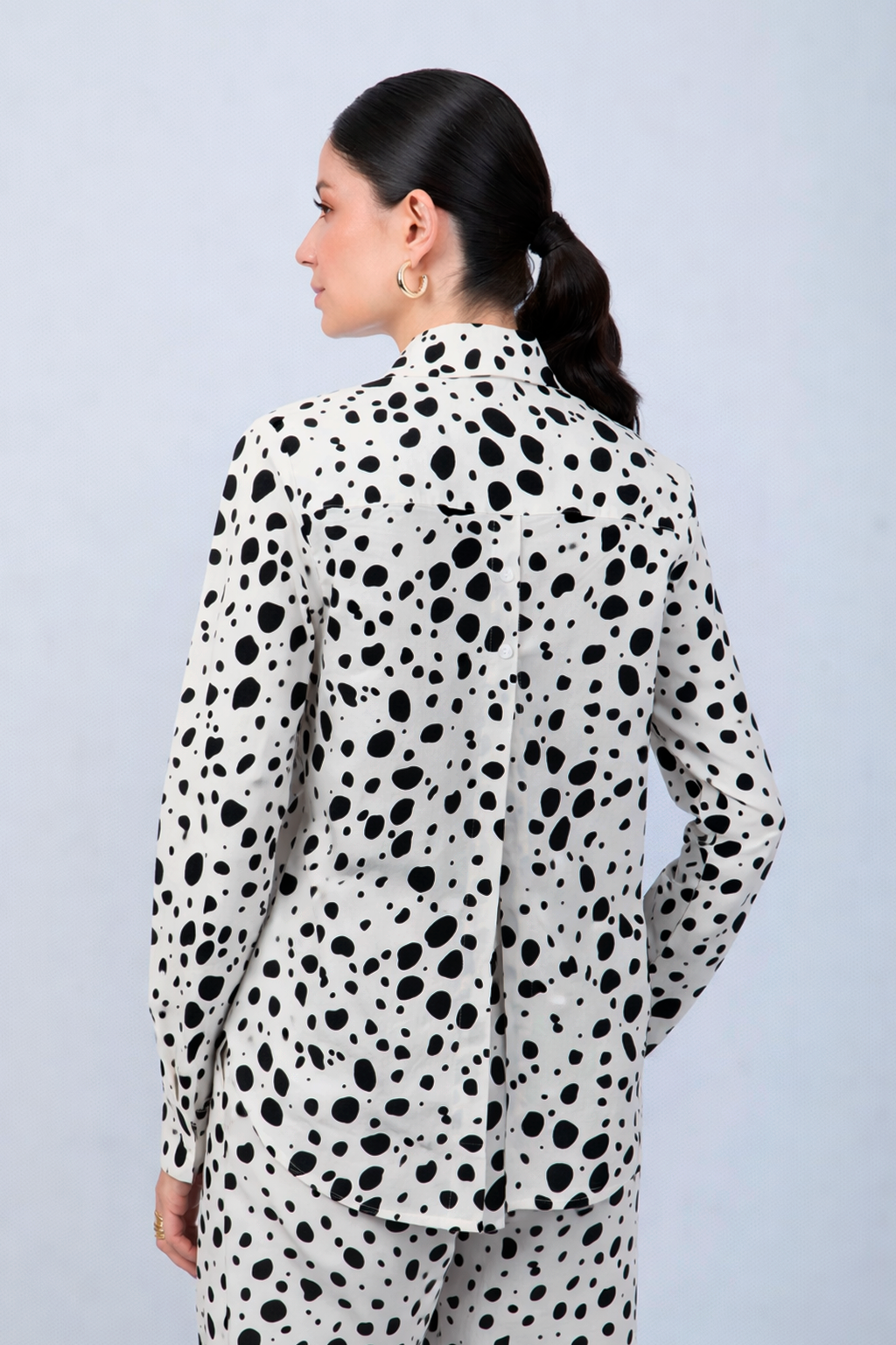 BLUSA CAMISERA ESTAMPADA CON ABERTURA EN ESPALDA VACA NEGRO- ALBINA