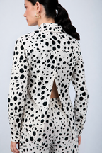 BLUSA CAMISERA ESTAMPADA CON ABERTURA EN ESPALDA VACA NEGRO- ALBINA