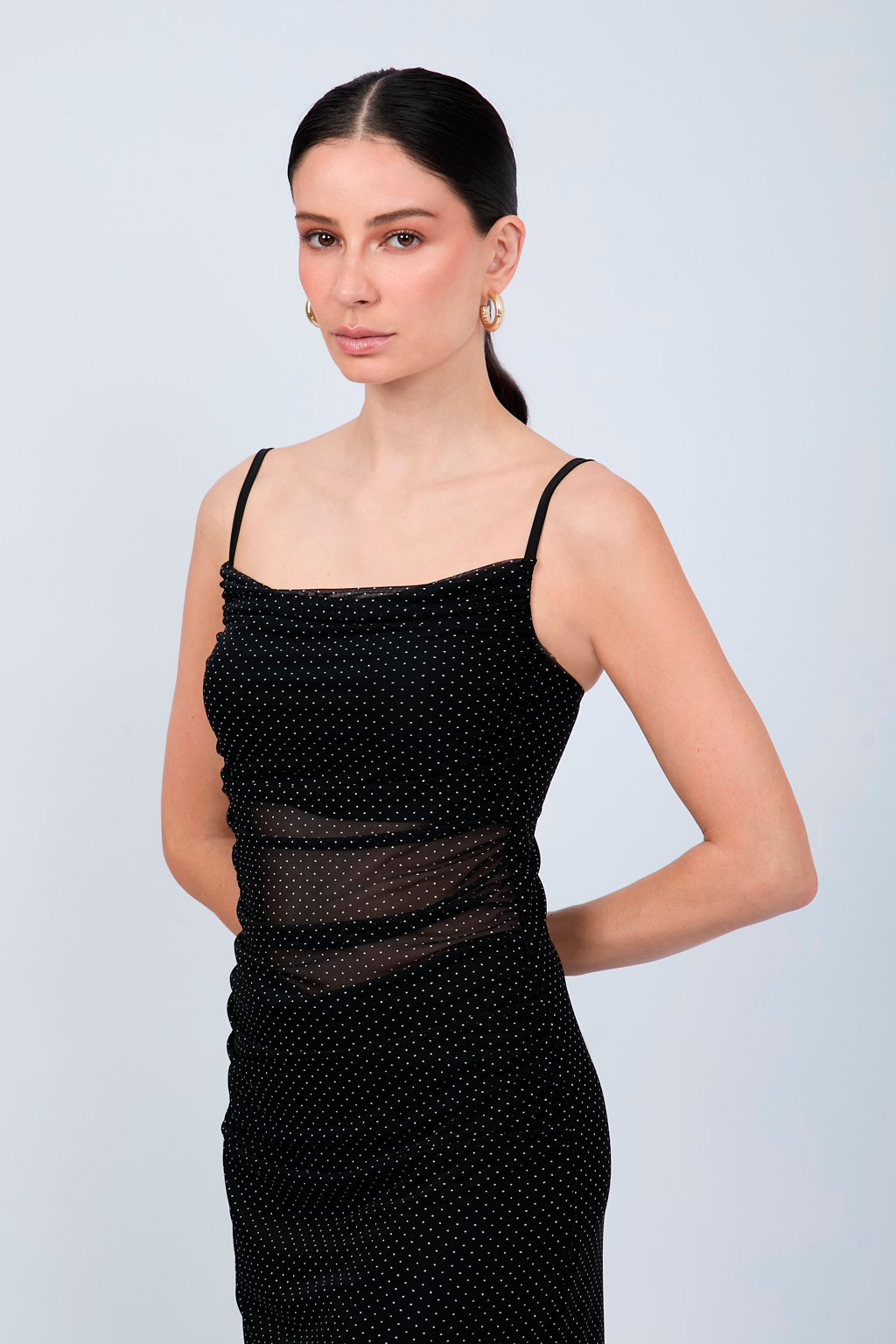VESTIDO LARGO DE TIRAS CON DRAPEADO NEGRO PUNTOS PERLA - LEAH
