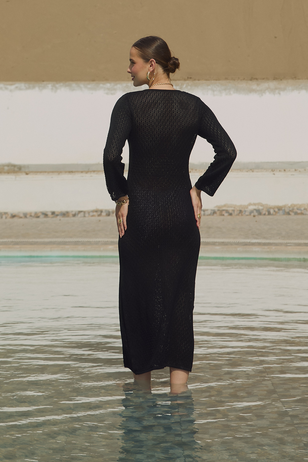 VESTIDO TEJIDO CON ESCOTE NEGRO - BALI