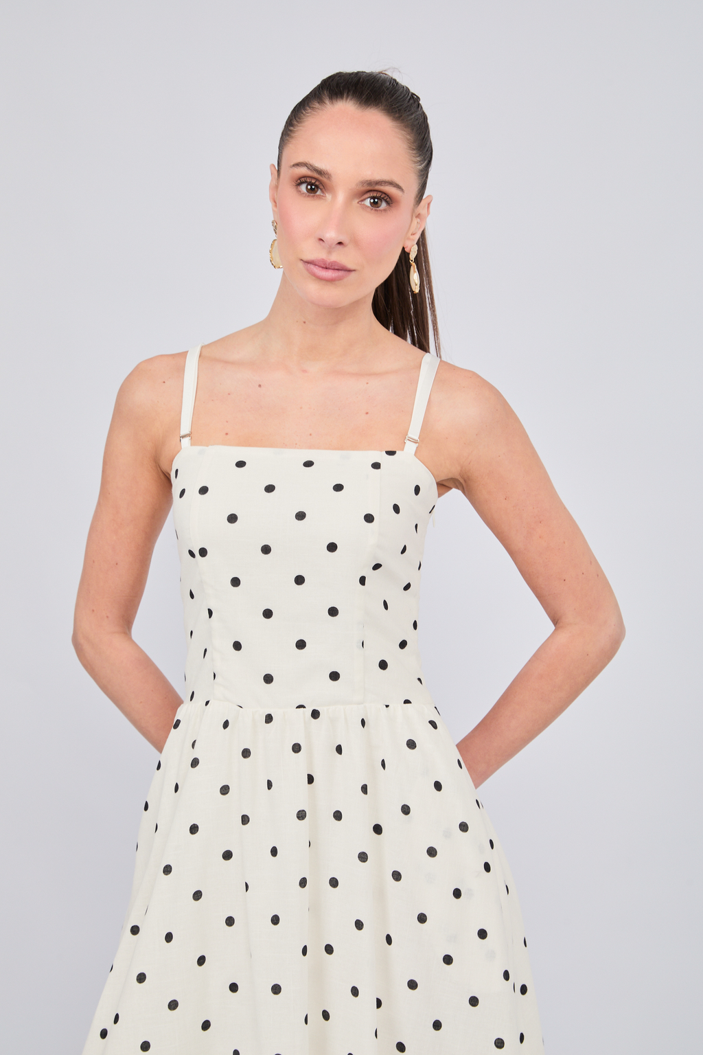 VESTIDO CON CORREA Y TIRAS REMOVIBLES CON BOLSILLOS EN PERLA PUNTOS NEGRO  - CAISSA