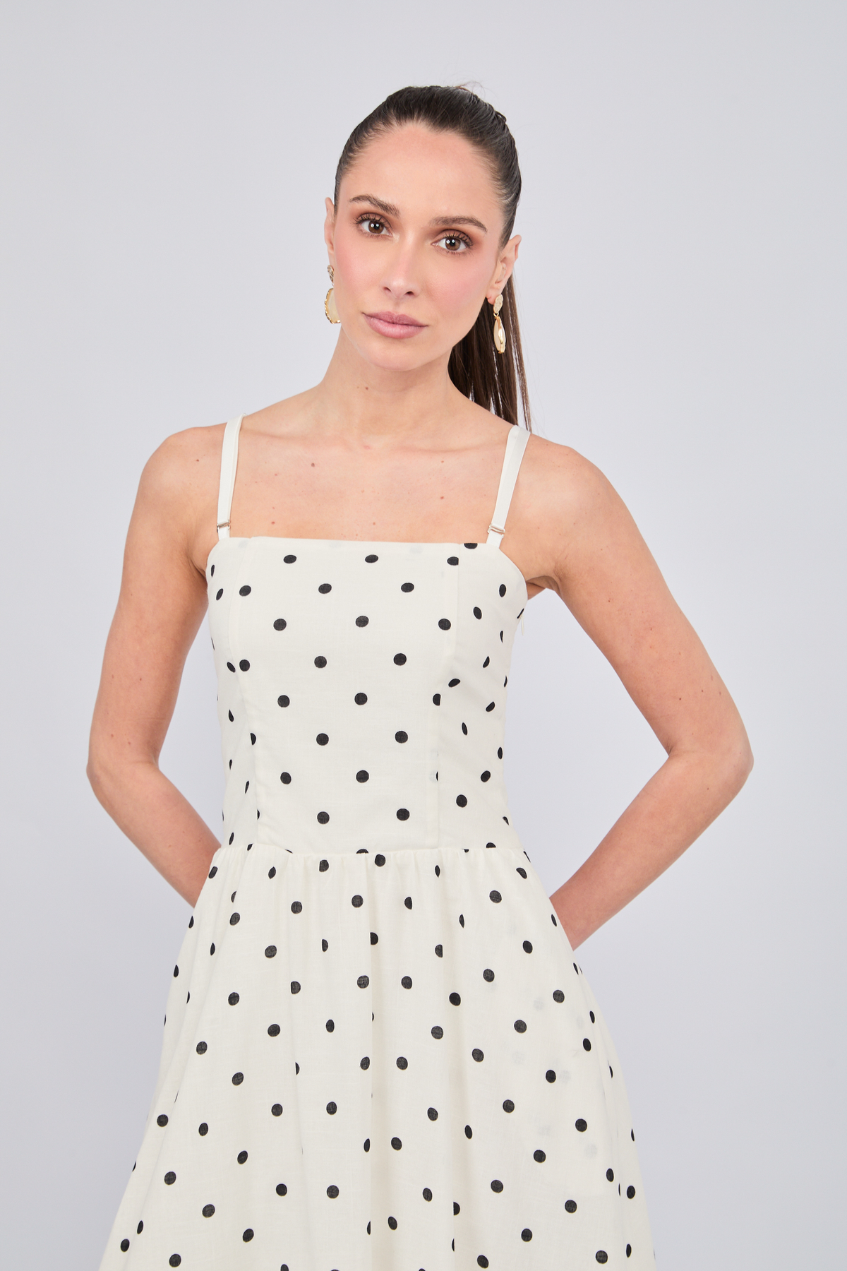 VESTIDO CON CORREA Y TIRAS REMOVIBLES CON BOLSILLOS EN PERLA PUNTOS NEGRO  - CAISSA