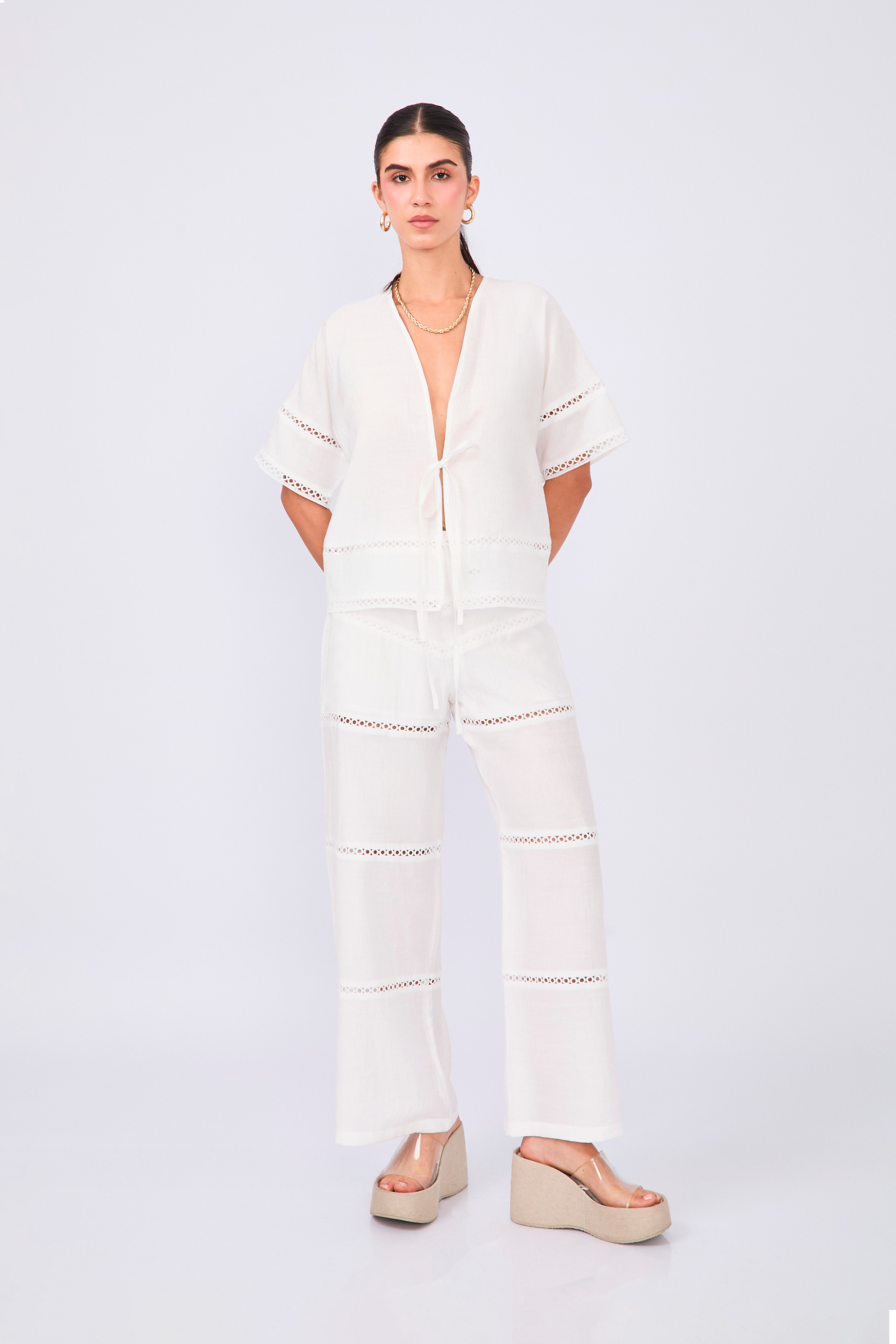 CAPA MANGA CORTA CON DETALLES BORDADOS PERLA - LINA