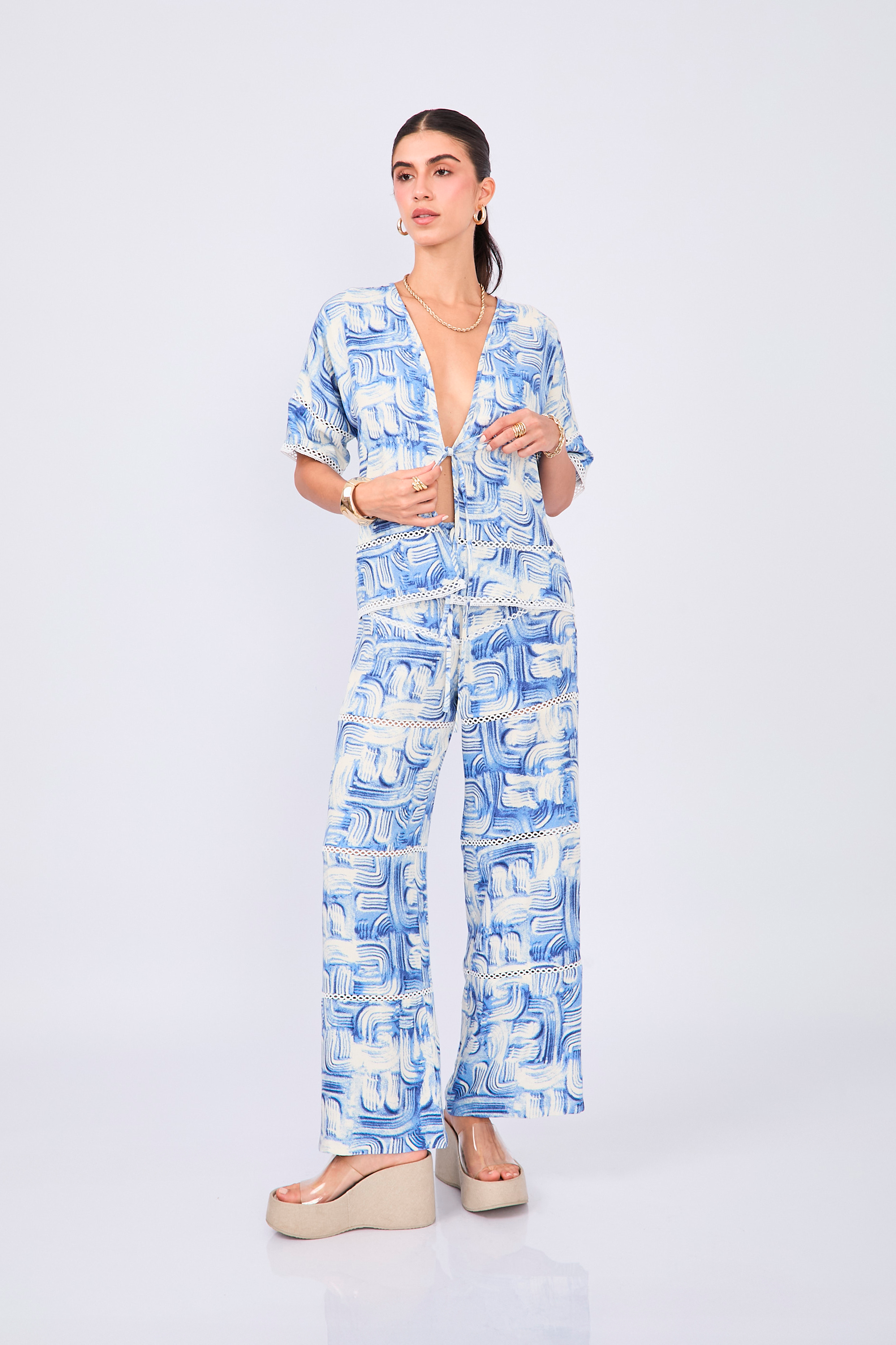 CAPA MANGA CORTA CON DETALLES BORDADOS PRINT AZUL - LINA