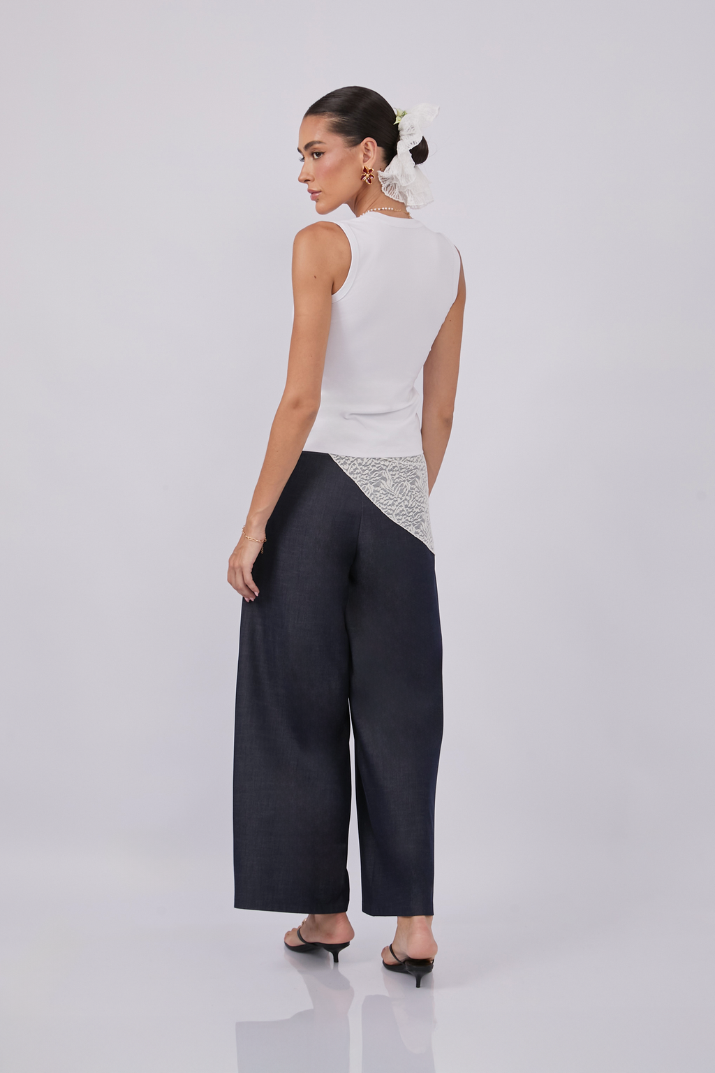 TOP BÁSICO CON BOTONES FRONTALES DE ALGODÓN PIMA PERLA - ISIDRA