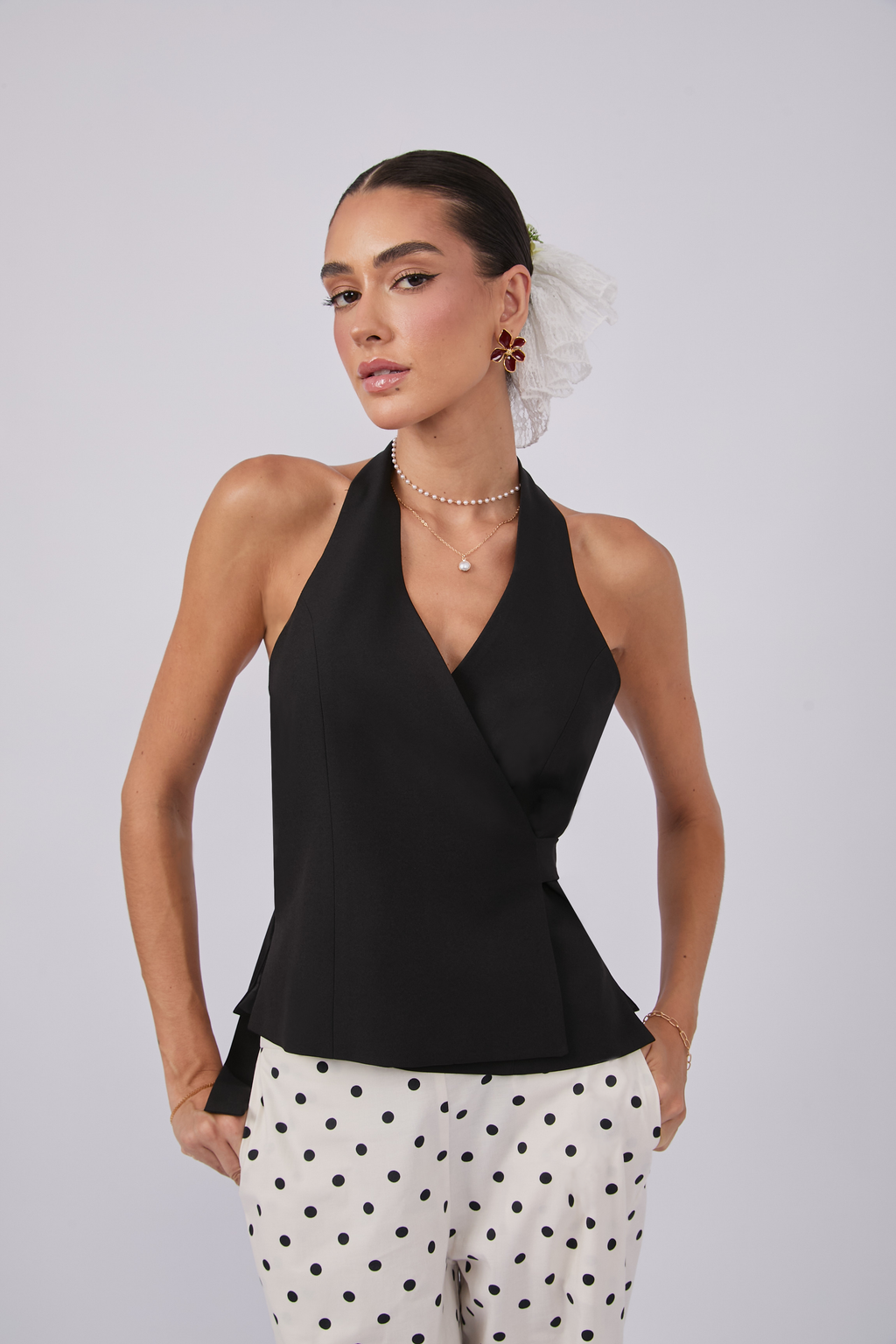 CHALECO ESCOTE EN V CON REGULADOR NEGRO - MISHKY