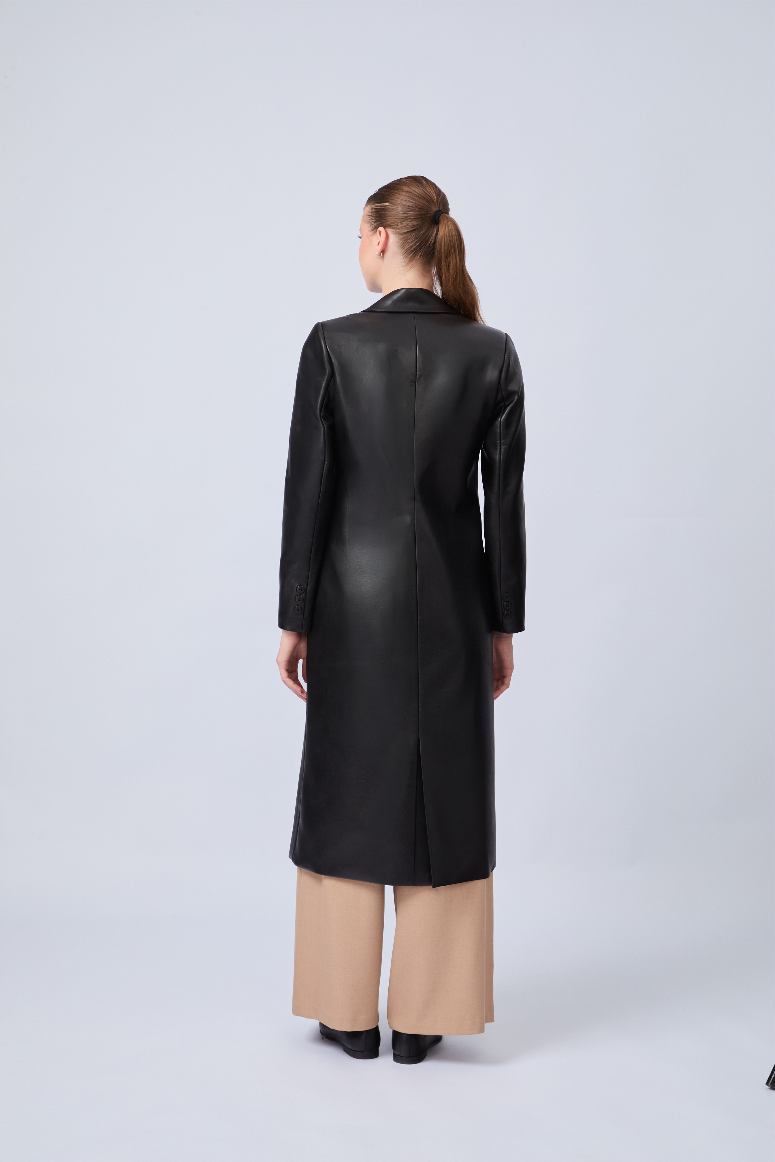 SACO LARGO DE CUERINA CON BOLSILLOS Y SOLAPAS NEGRO - BRUMA