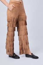 PANTALÓN DE TIRO ALTO DE SUEDE CON FLECOS CAMEL  - QUENTI