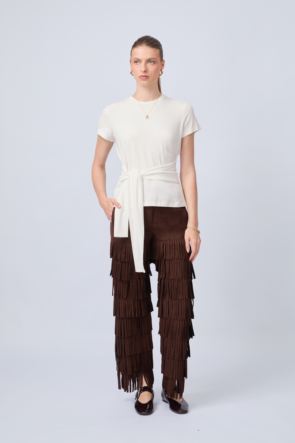 PANTALÓN DE TIRO ALTO DE SUEDE CON FLECOS MARRÓN  - QUENTI