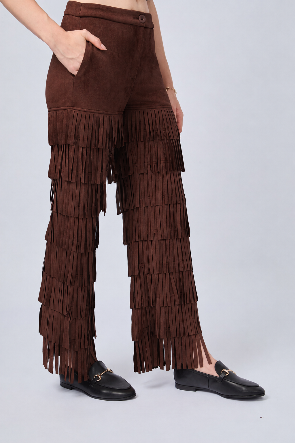 PANTALÓN DE TIRO ALTO DE SUEDE CON FLECOS MARRÓN  - QUENTI