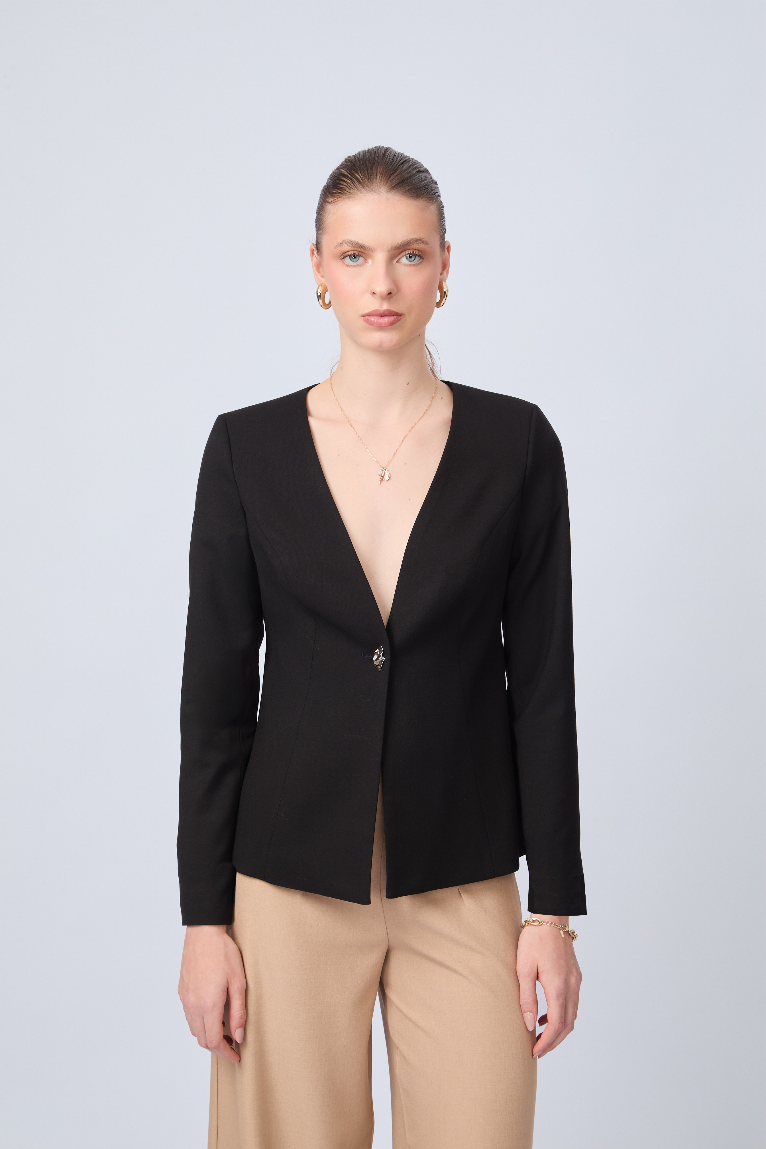 BLAZER CON ESCOTE V NEGRO - CAMELIA