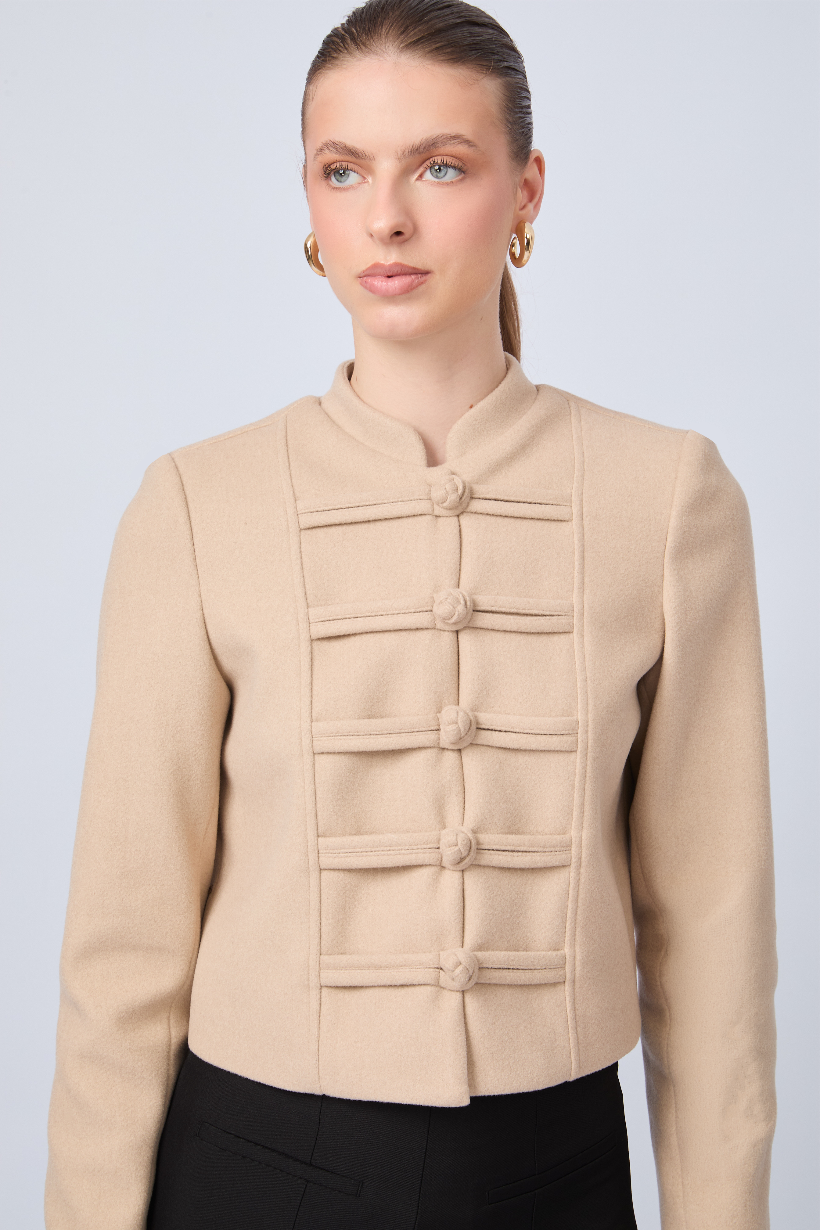 CASACA DE PAÑO ESTRUCTURADA CON BROCHES ORIENTALES BEIGE - URSULA