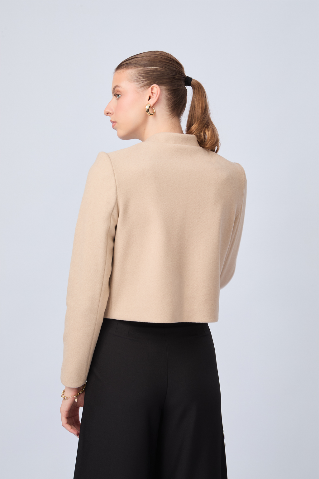CASACA DE PAÑO ESTRUCTURADA CON BROCHES ORIENTALES BEIGE - URSULA