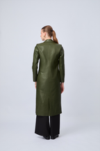 SACO LARGO DE CUERINA CON BOLSILLOS Y SOLAPAS VERDE MILITAR - BRUMA