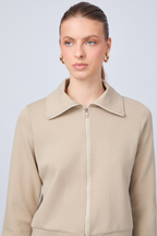 POLERA DE CUELLO ALTO CON DOBLE CIERRE BEIGE - ALMENDRA