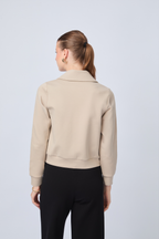 POLERA DE CUELLO ALTO CON DOBLE CIERRE BEIGE - ALMENDRA