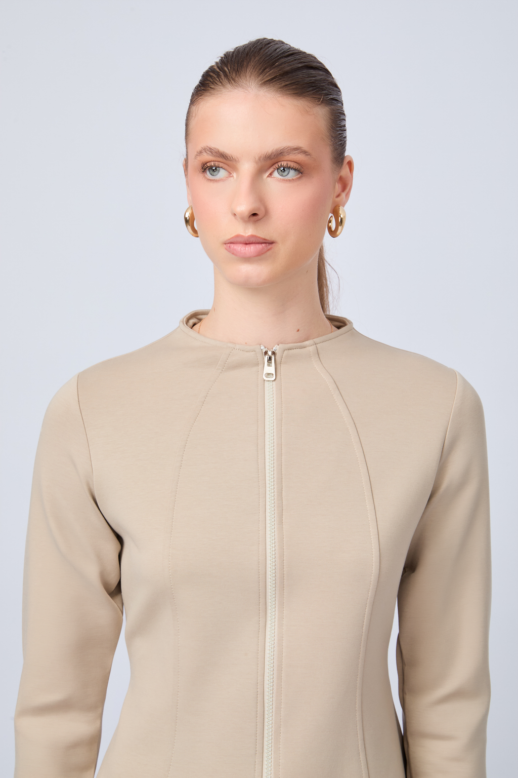 POLERA CORTE PRINCESA CON DETALLE DE TIRAS TRASERAS BEIGE - ELOISE
