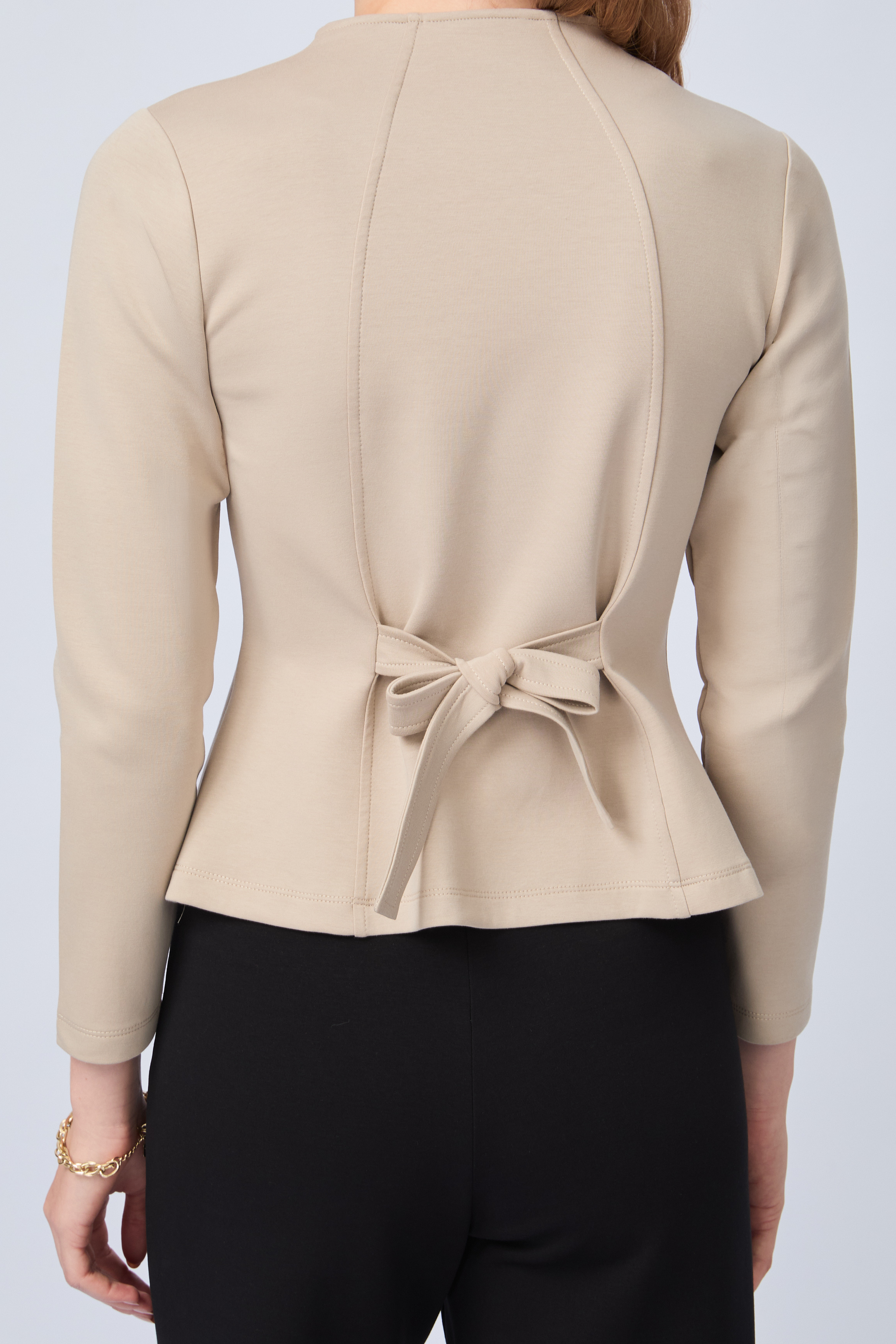 POLERA CORTE PRINCESA CON DETALLE DE TIRAS TRASERAS BEIGE - ELOISE
