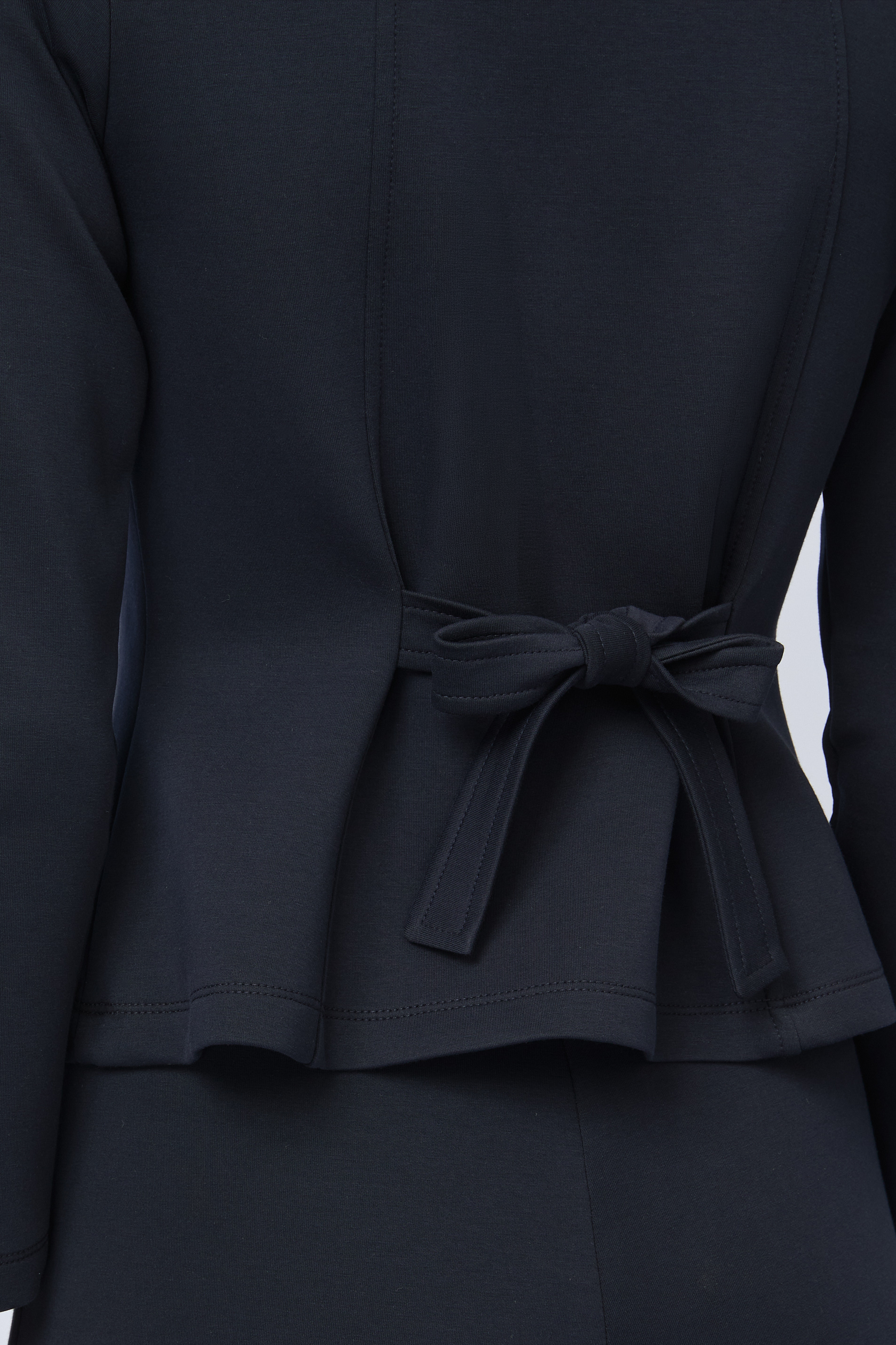POLERA CORTE PRINCESA CON DETALLE DE TIRAS TRASERAS MARINO - ELOISE