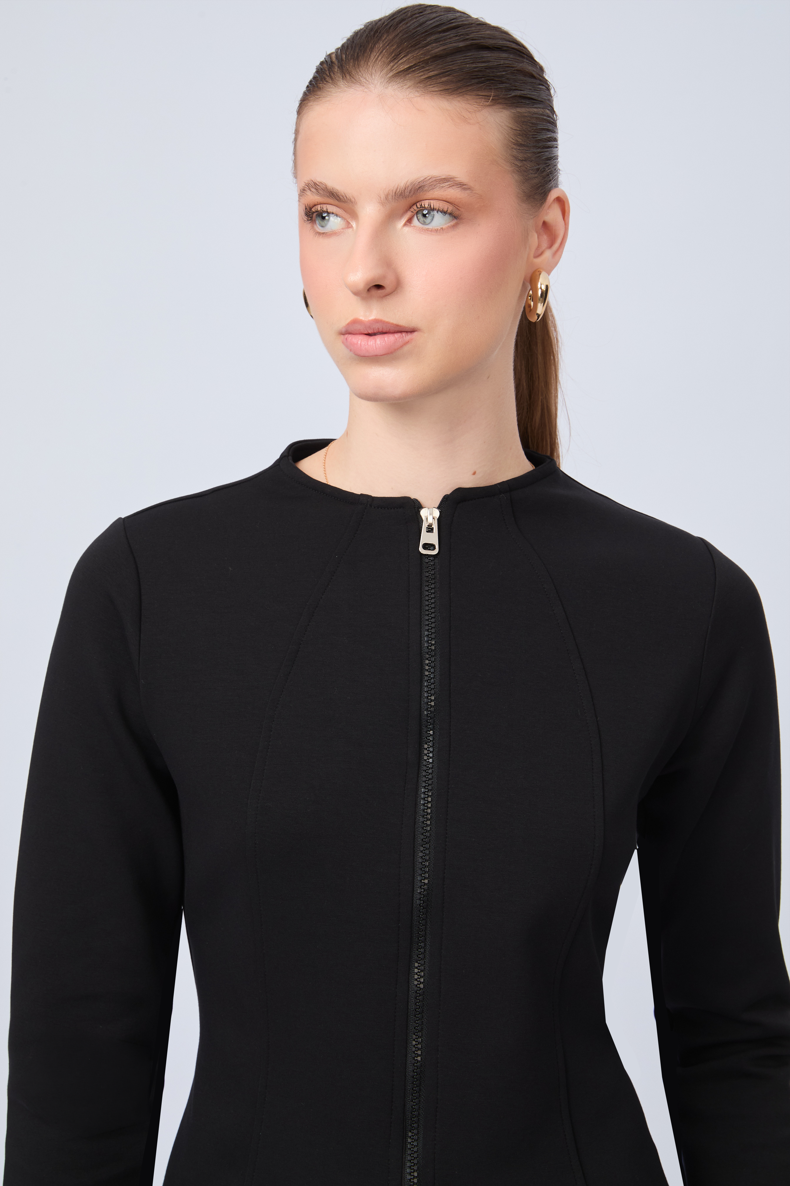 POLERA CORTE PRINCESA CON DETALLE DE TIRAS TRASERAS NEGRO - ELOISE