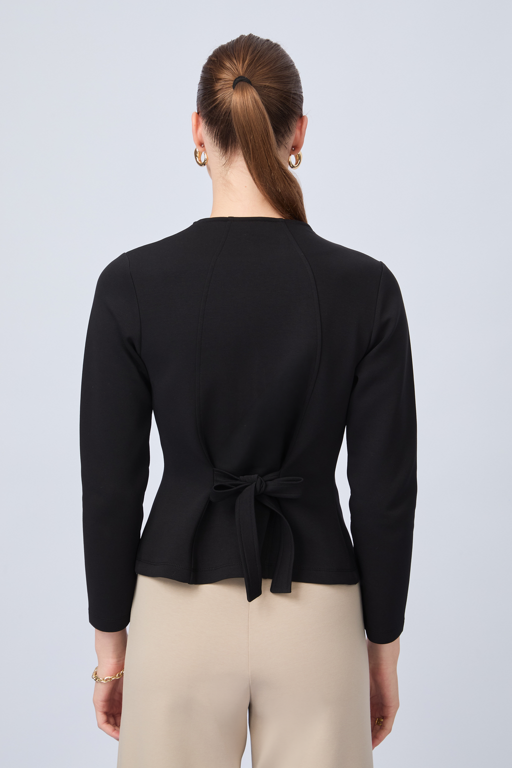 POLERA CORTE PRINCESA CON DETALLE DE TIRAS TRASERAS NEGRO - ELOISE