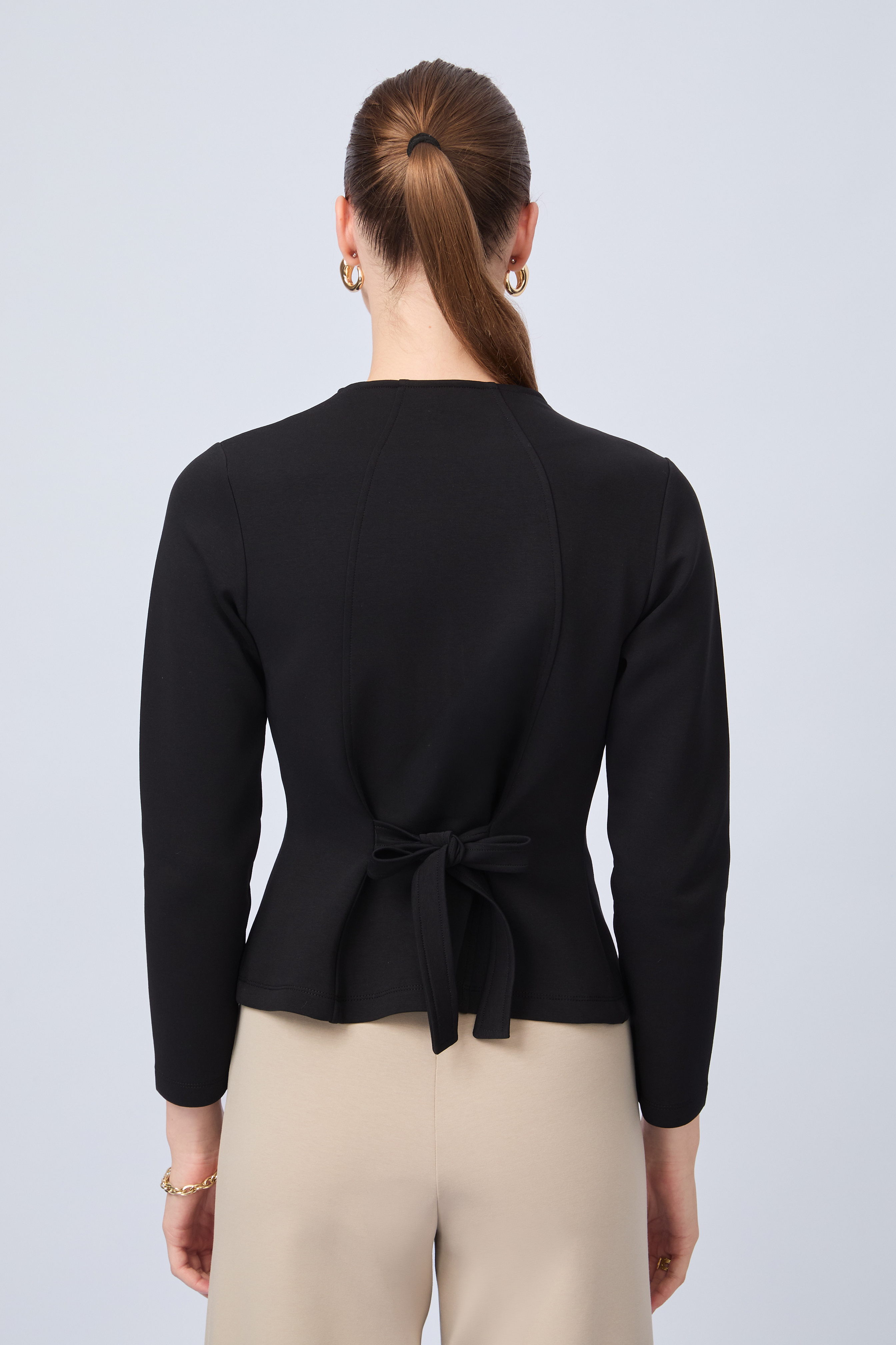 POLERA CORTE PRINCESA CON DETALLE DE TIRAS TRASERAS NEGRO - ELOISE