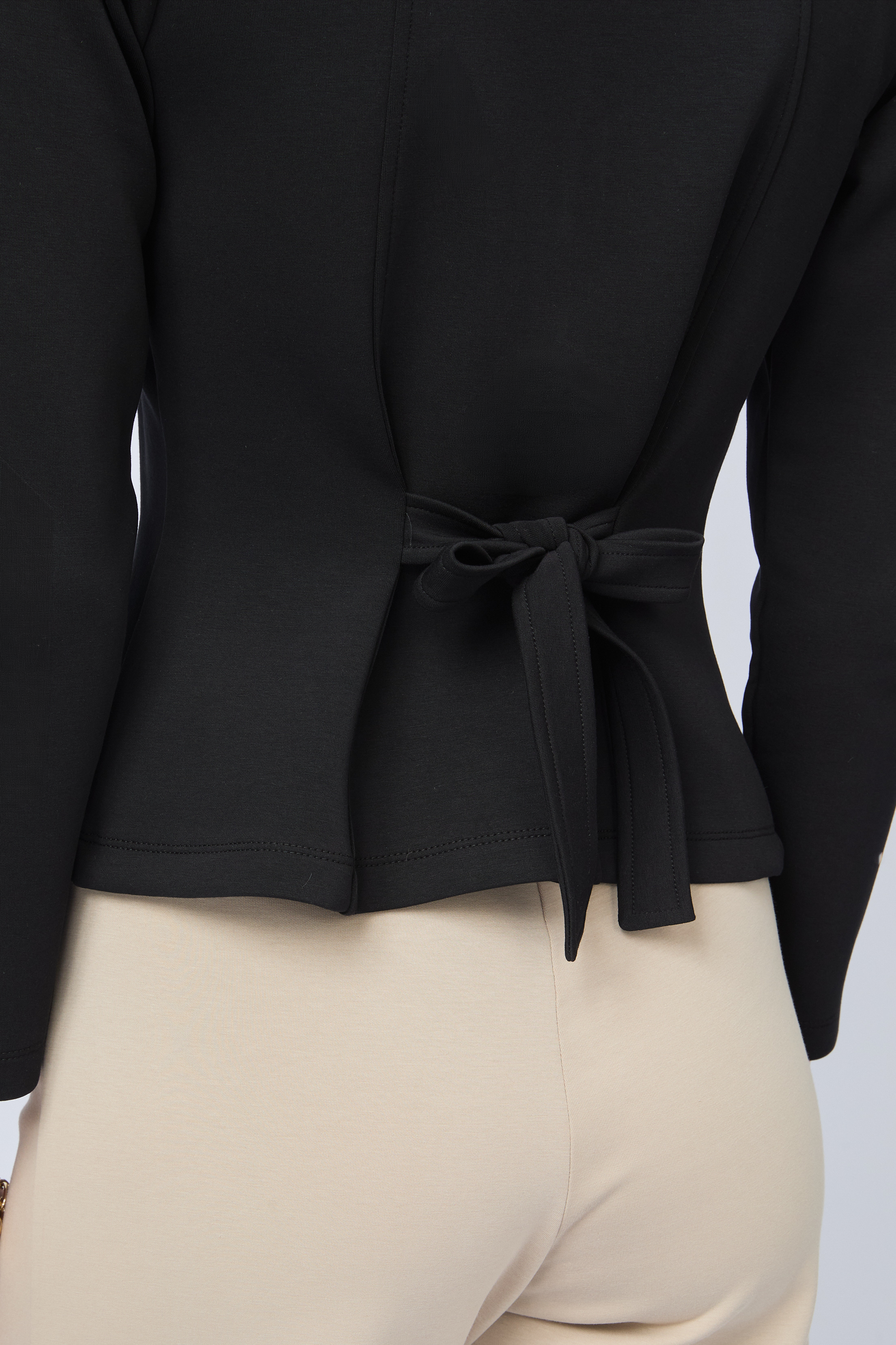 POLERA CORTE PRINCESA CON DETALLE DE TIRAS TRASERAS NEGRO - ELOISE