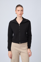 POLERA DE CUELLO ALTO CON DOBLE CIERRE NEGRO - ALMENDRA