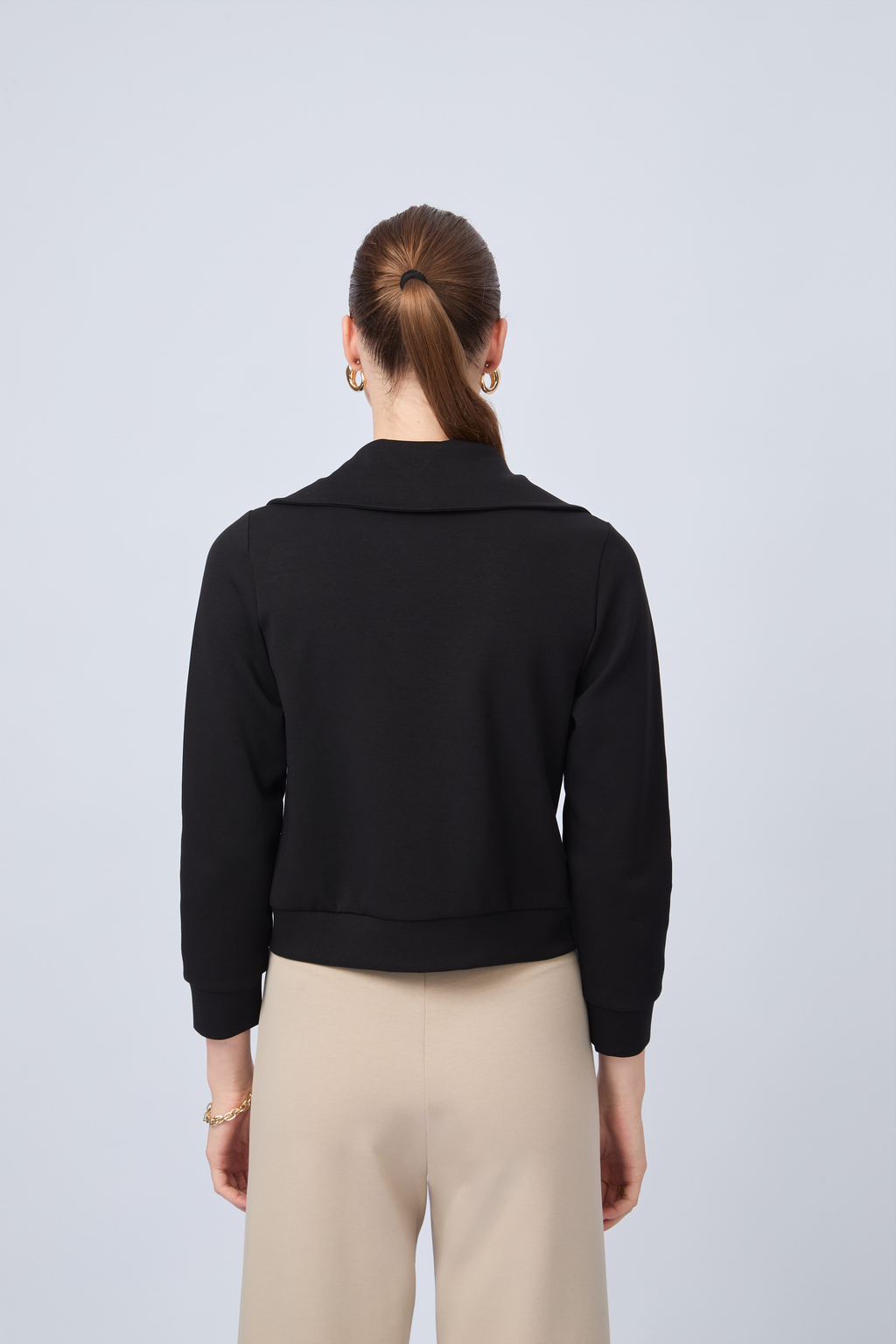 POLERA DE CUELLO ALTO CON DOBLE CIERRE NEGRO - ALMENDRA