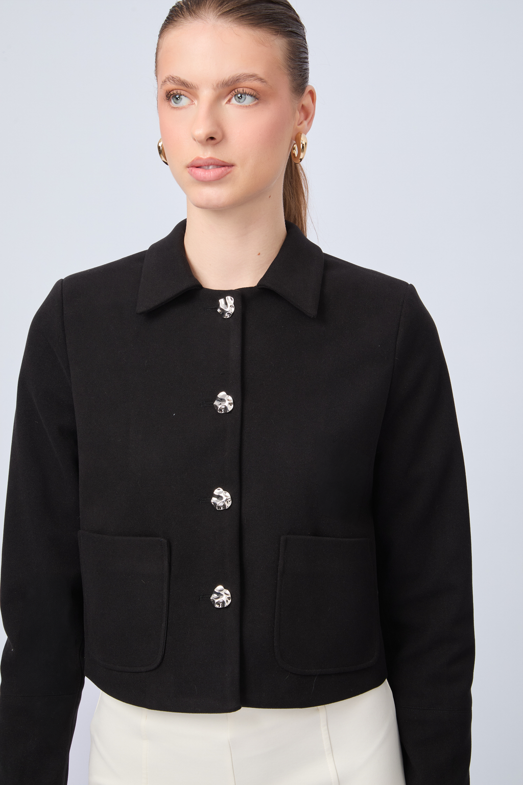 CASACA CORTA CON CUELLO CAMISERO NEGRO - AMALIA