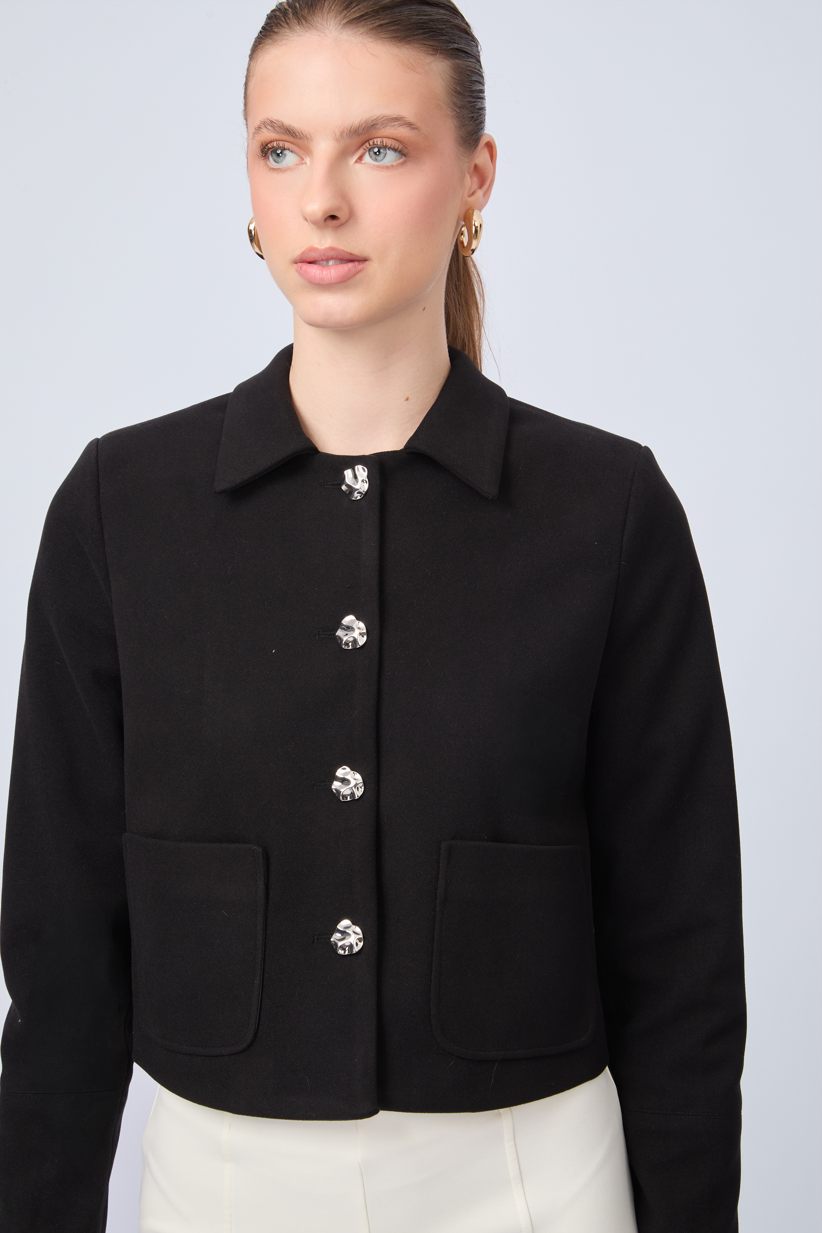 CASACA CORTA CON CUELLO CAMISERO NEGRO - AMALIA