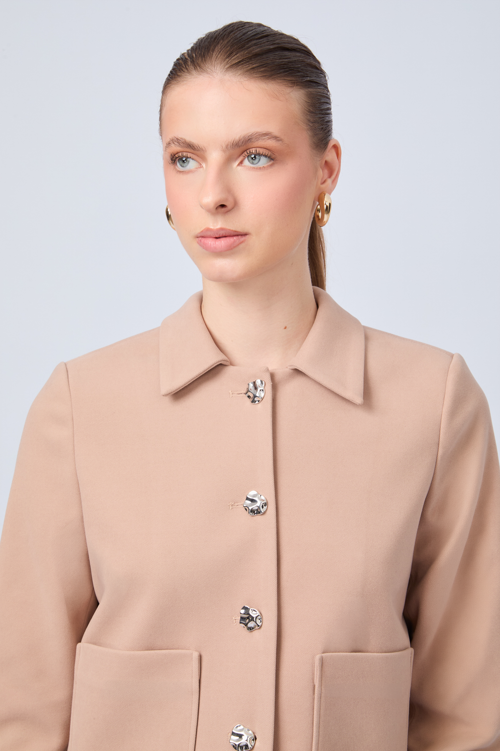 CASACA CORTA CON CUELLO CAMISERO BEIGE- AMALIA