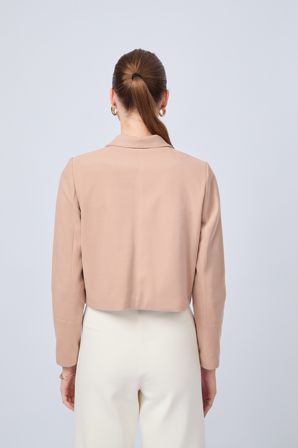 CASACA CORTA CON CUELLO CAMISERO BEIGE- AMALIA