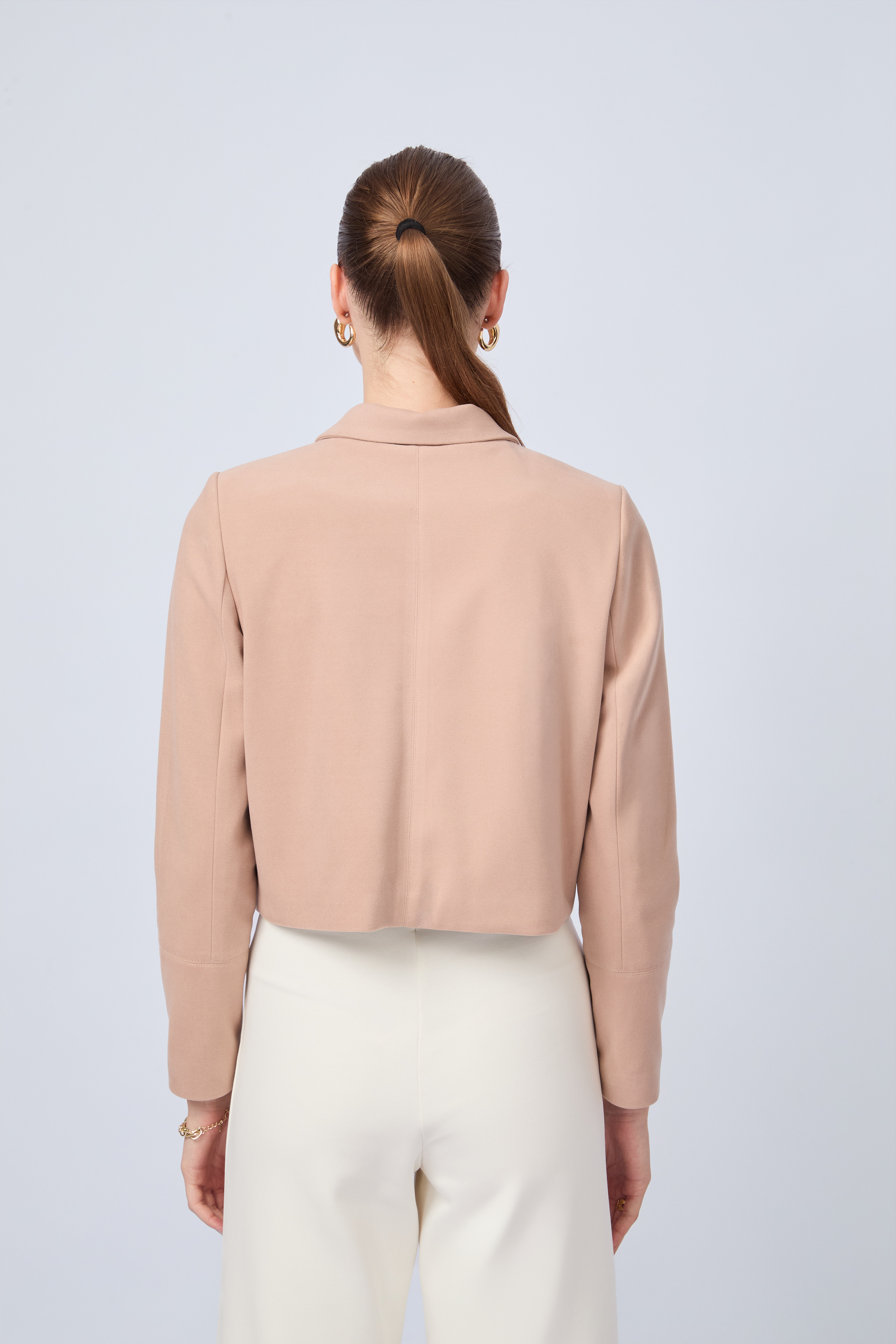 CASACA CORTA CON CUELLO CAMISERO BEIGE- AMALIA