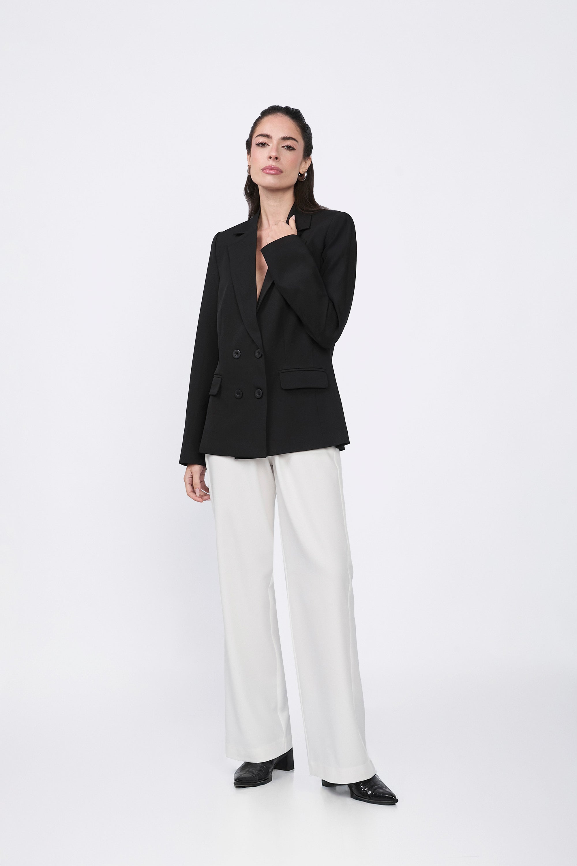 Daphne double-breasted blazer with lapel and pockets, black.