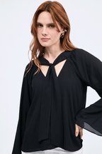Blusa cuello V con lazo para amarrar negro - Alice