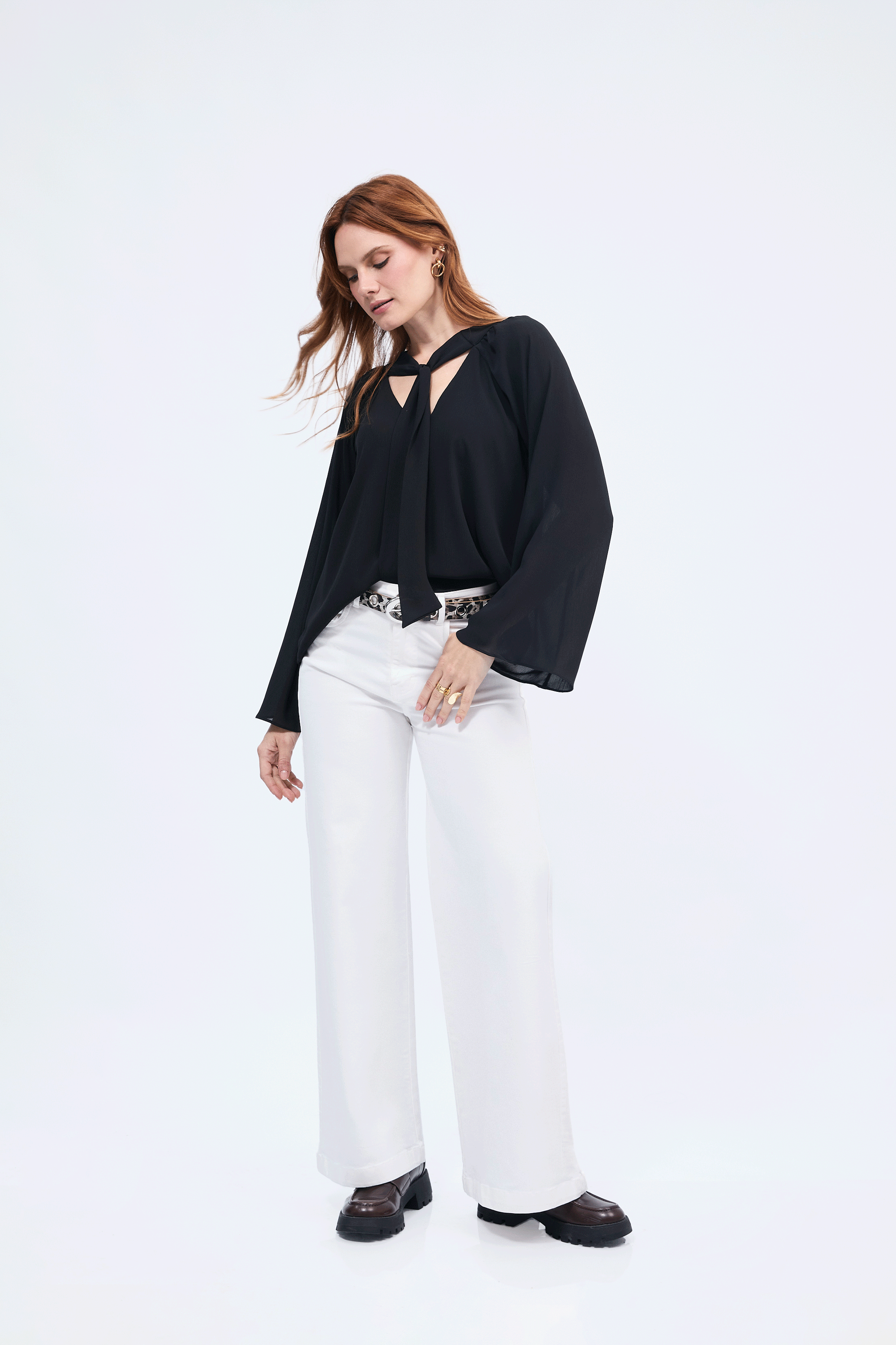 Blusa cuello V con lazo para amarrar negro - Alice