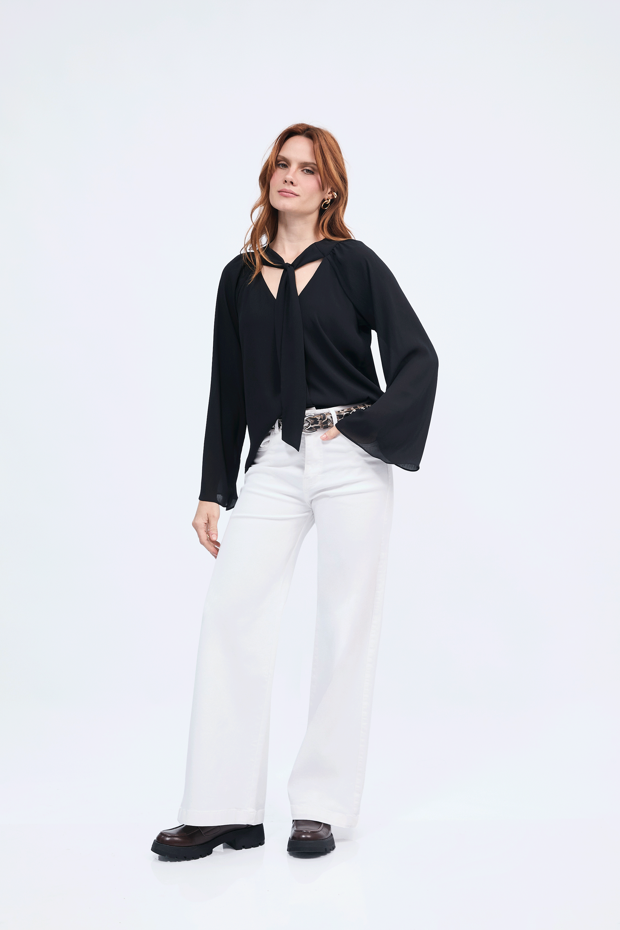 Blusa cuello V con lazo para amarrar negro - Alice