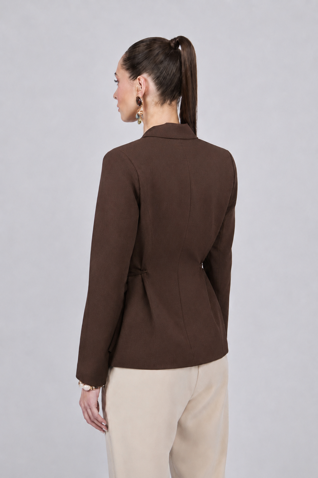 Sienna blazer with lapel and waist tie, beige.