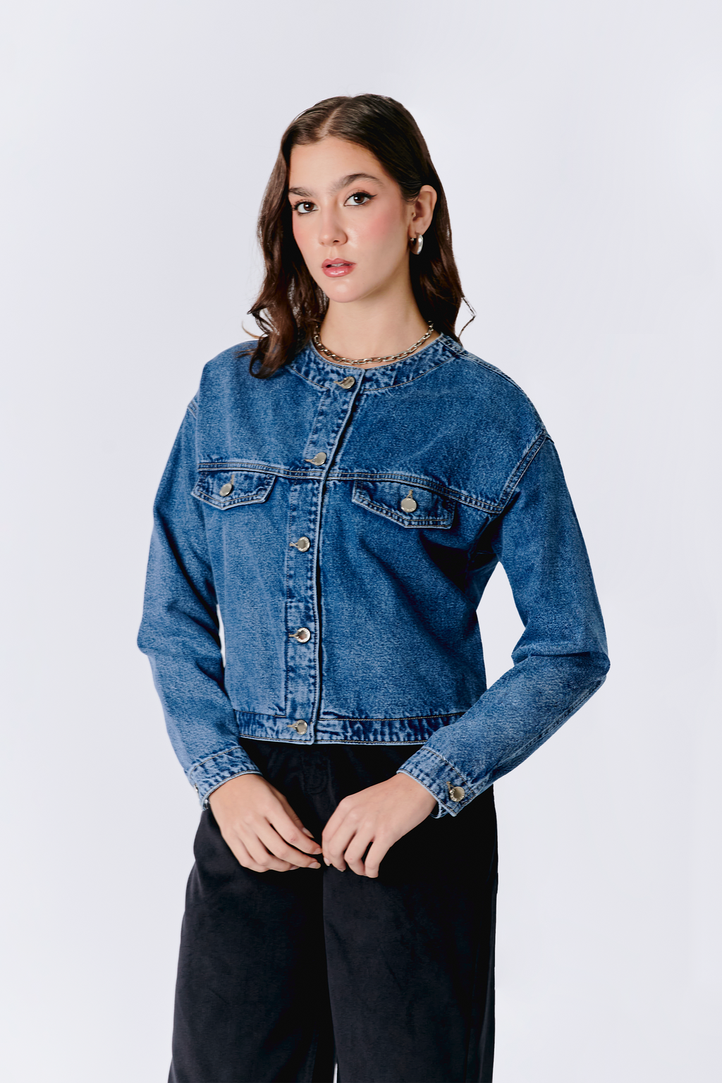 CASACA DENIM CON BOLSILLO INTERNO AZUL CRISTAL