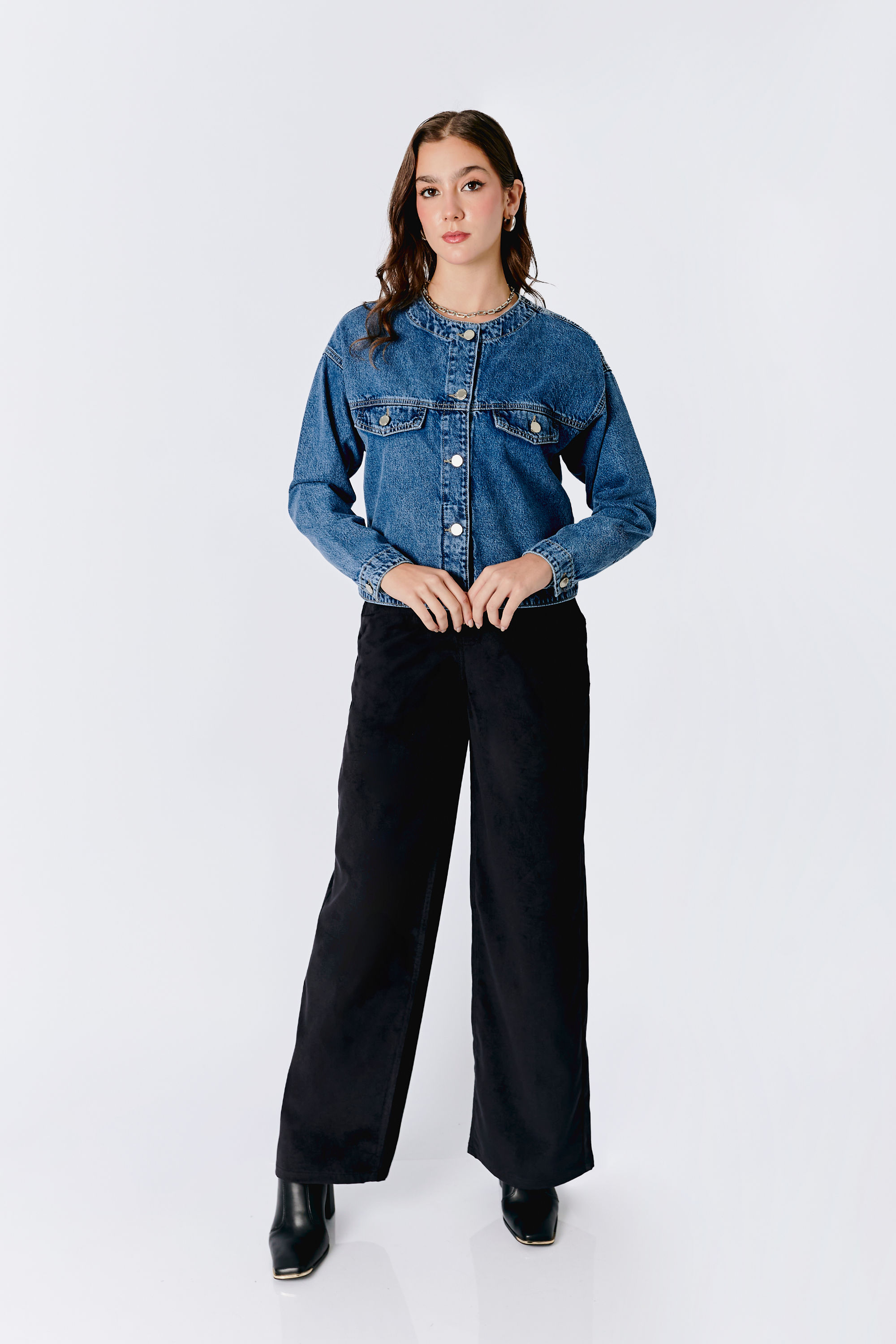 CASACA DENIM CON BOLSILLO INTERNO AZUL CRISTAL