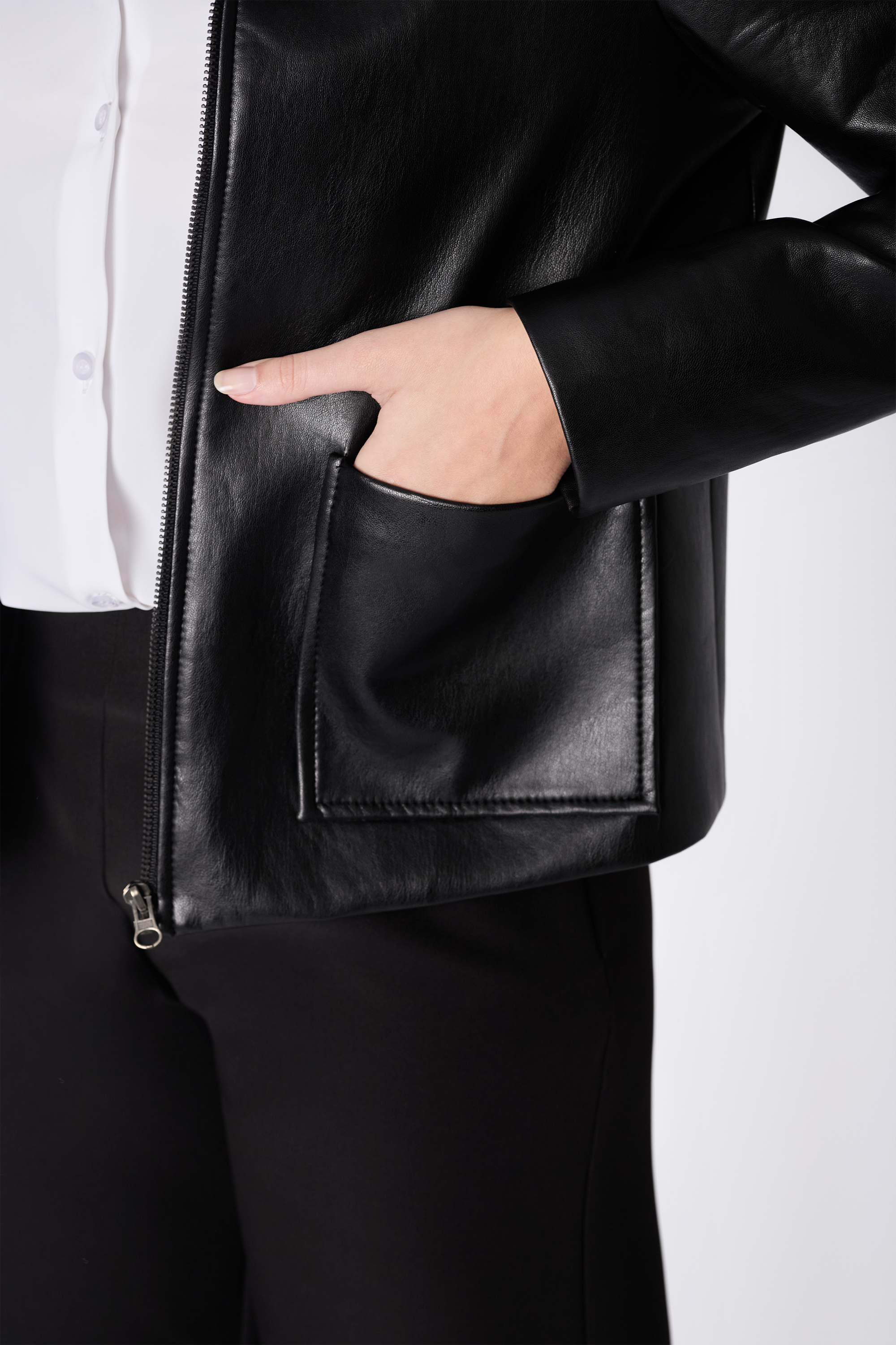 CASACA GINEBRA DE CUERINA CON CIERRE NEGRO