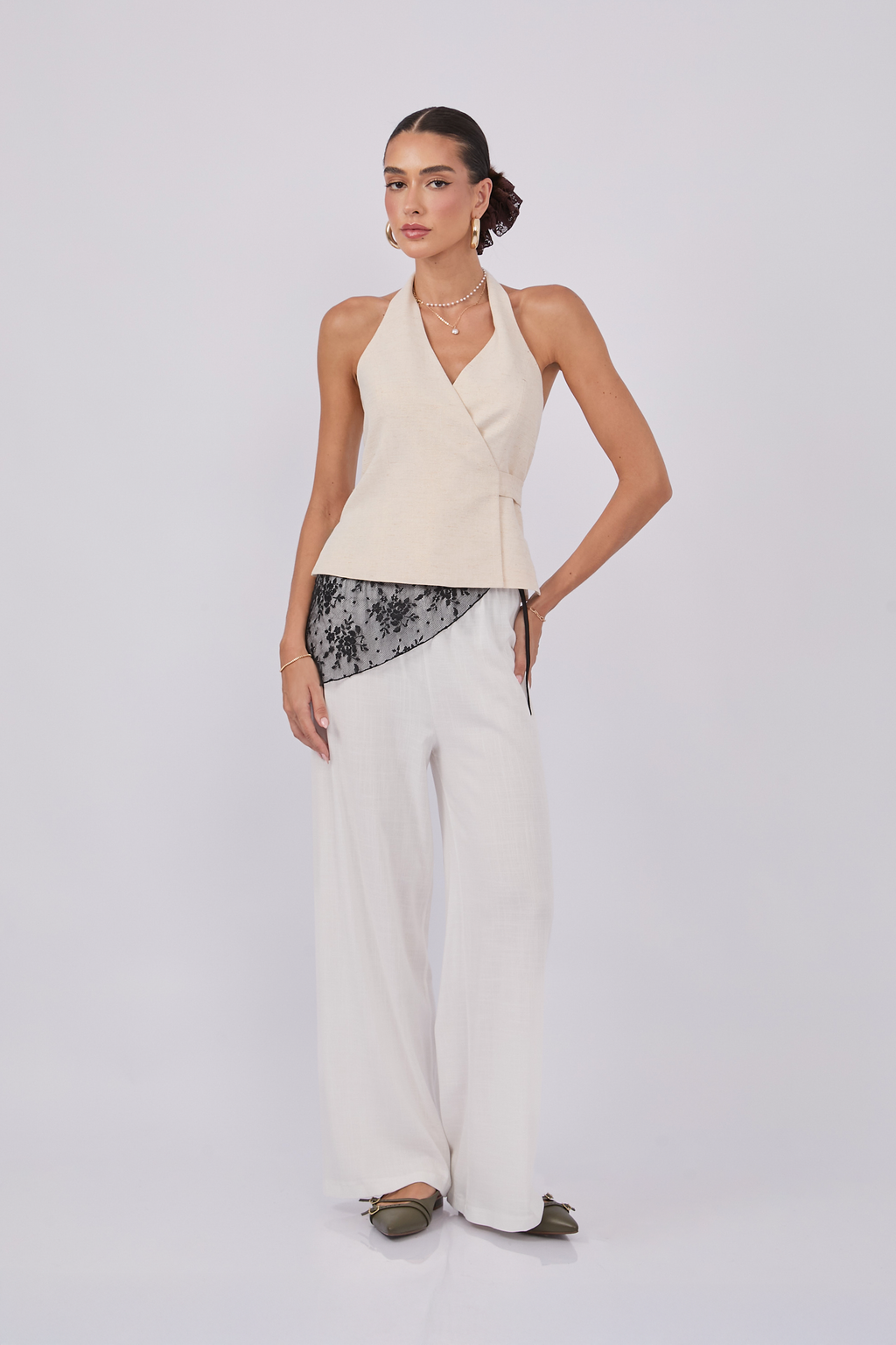 CHALECO ESCOTE EN V CON REGULADOR CRUDO - MISHKY