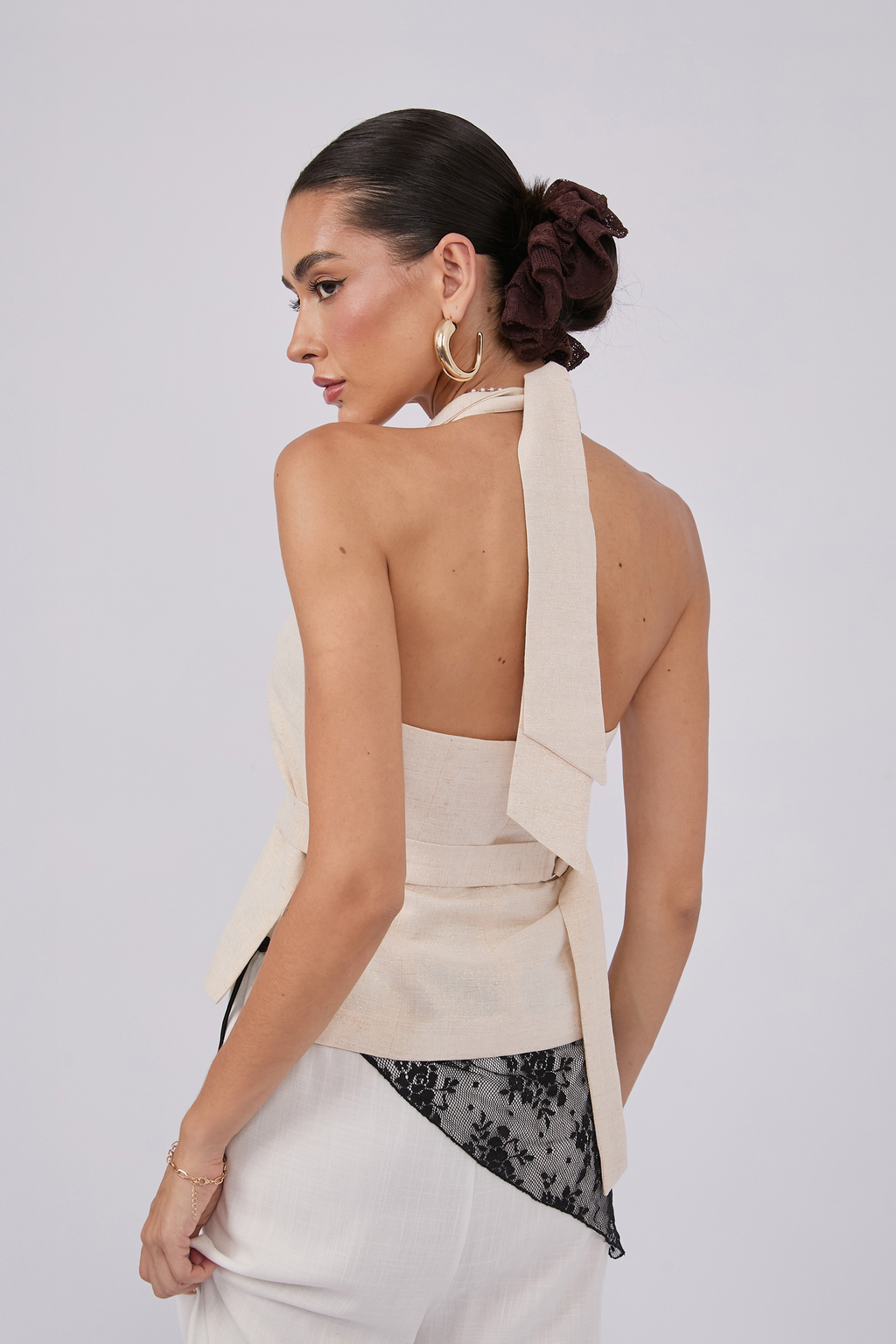 CHALECO ESCOTE EN V CON REGULADOR CRUDO - MISHKY