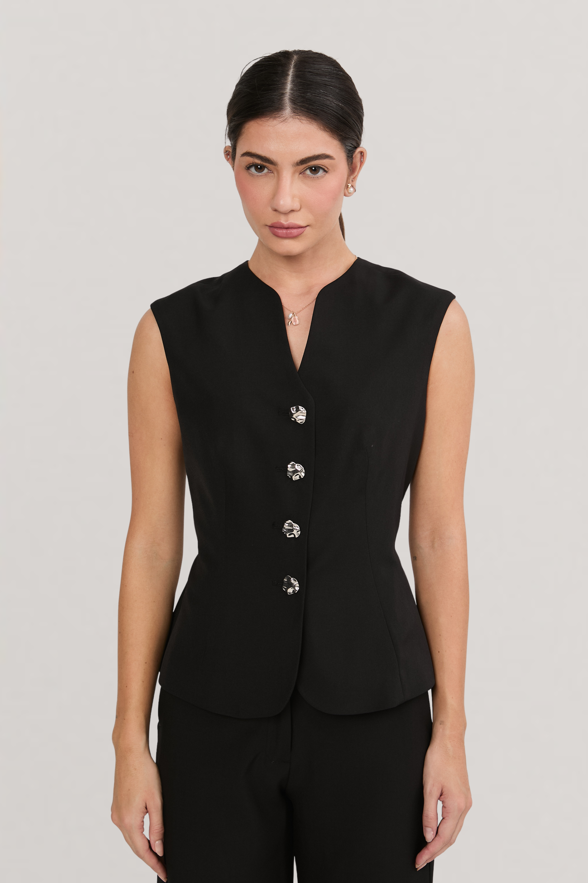CHALECO CON ESCOTE V Y TIRAS POSTERIORES NEGRO - AMAIA