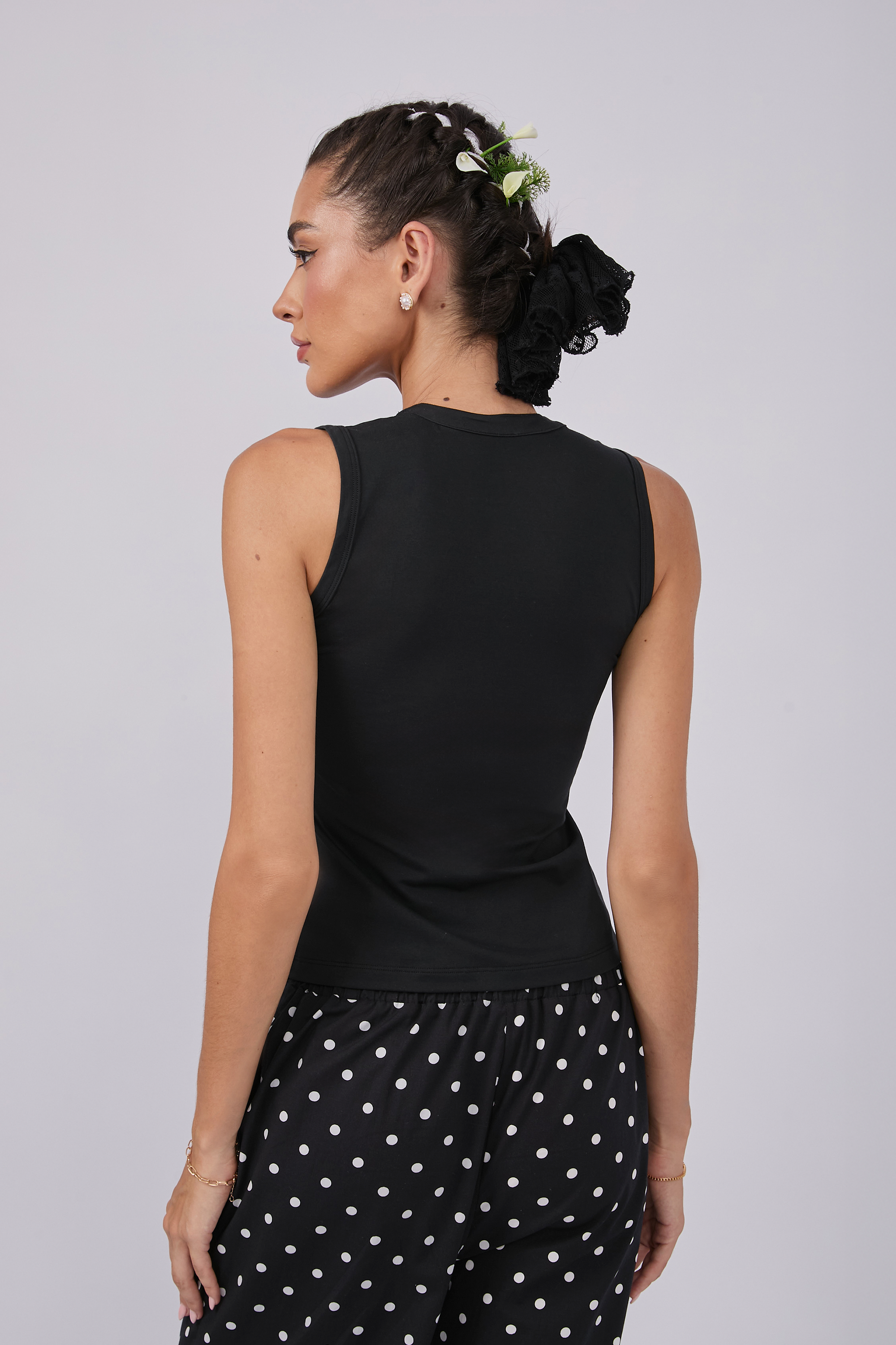 TOP BÁSICO CON BOTONES FRONTALES DE ALGODÓN PIMA NEGRO - ISIDRA