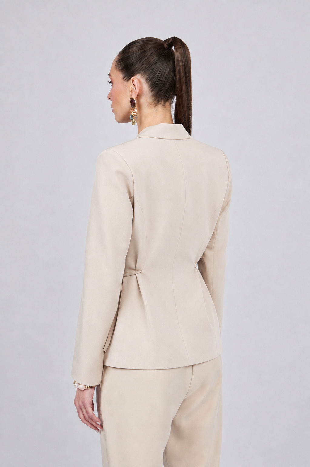 Sienna blazer with lapel and waist tie, beige.